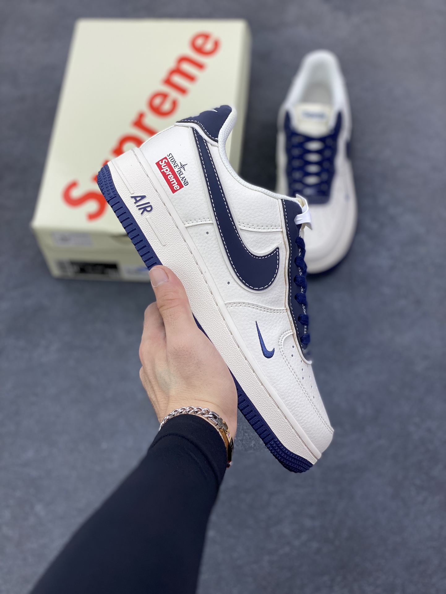 福利特价 NIke Air Force 1 \'07 Low “石头岛Supreme联名——米白海军蓝” 空军一号 低帮 运动鞋 休闲鞋 折边针车 工艺难度大 原楦头原纸板 原装鞋盒 定制五金配件 内置全掌气垫 原厂鞋底 货号：BB1616-302 尺码：36 36.5 37.5 38 38.5 39 40 40.5 41 42 42.5 43 44 44.5 45-选品中心