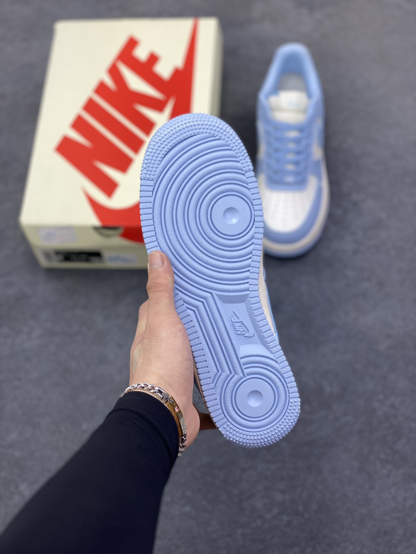 图片[5]-福利特价 Nike Air Force 1 \’07 Low “斯图西联名——米白晴天蓝”空军一号 低帮 运动鞋 休闲鞋 折边针车 工艺难度大 原楦头原纸板 原装鞋盒 定制五金配件 内置全掌气垫 原厂鞋底 货号：BB9599-201 尺码：36 36.5 37.5 38 38.5 39 40 40.5 41 42 42.5 43 44 44.5 45-选品中心