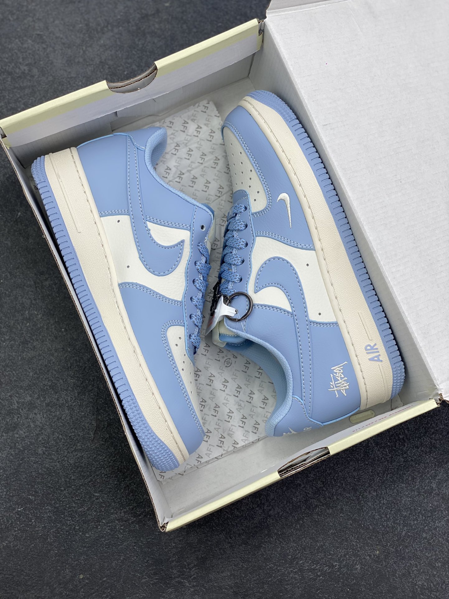 图片[9]-福利特价 Nike Air Force 1 \’07 Low “斯图西联名——米白晴天蓝”空军一号 低帮 运动鞋 休闲鞋 折边针车 工艺难度大 原楦头原纸板 原装鞋盒 定制五金配件 内置全掌气垫 原厂鞋底 货号：BB9599-201 尺码：36 36.5 37.5 38 38.5 39 40 40.5 41 42 42.5 43 44 44.5 45-选品中心