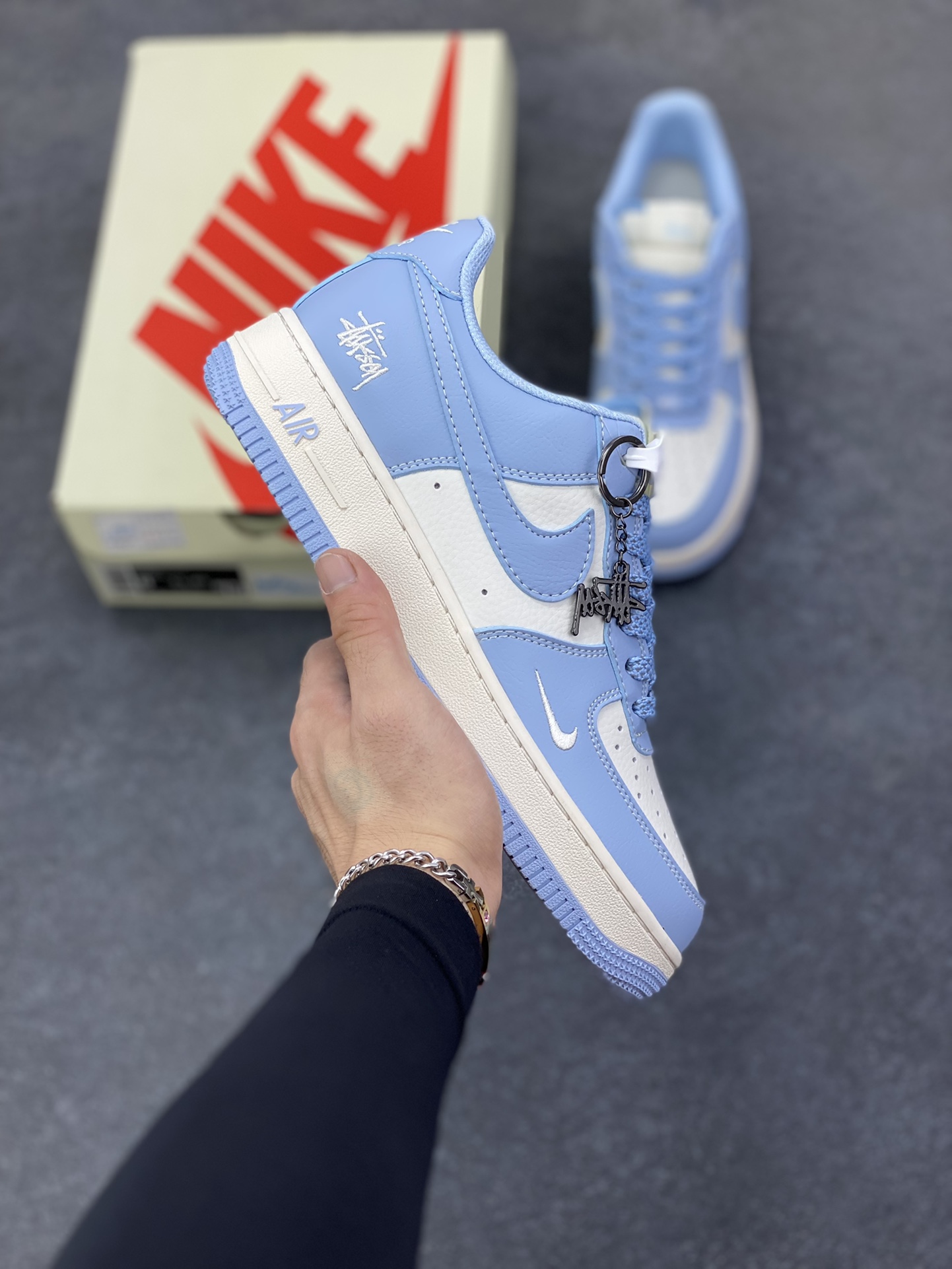 福利特价 Nike Air Force 1 \’07 Low “斯图西联名——米白晴天蓝”空军一号 低帮 运动鞋 休闲鞋 折边针车 工艺难度大 原楦头原纸板 原装鞋盒 定制五金配件 内置全掌气垫 原厂鞋底 货号:BB9599-201 尺码:36 36.5 37.5 38 38.5 39 40 40.5 41 42 42.5 43 44 44.5 45-选品中心