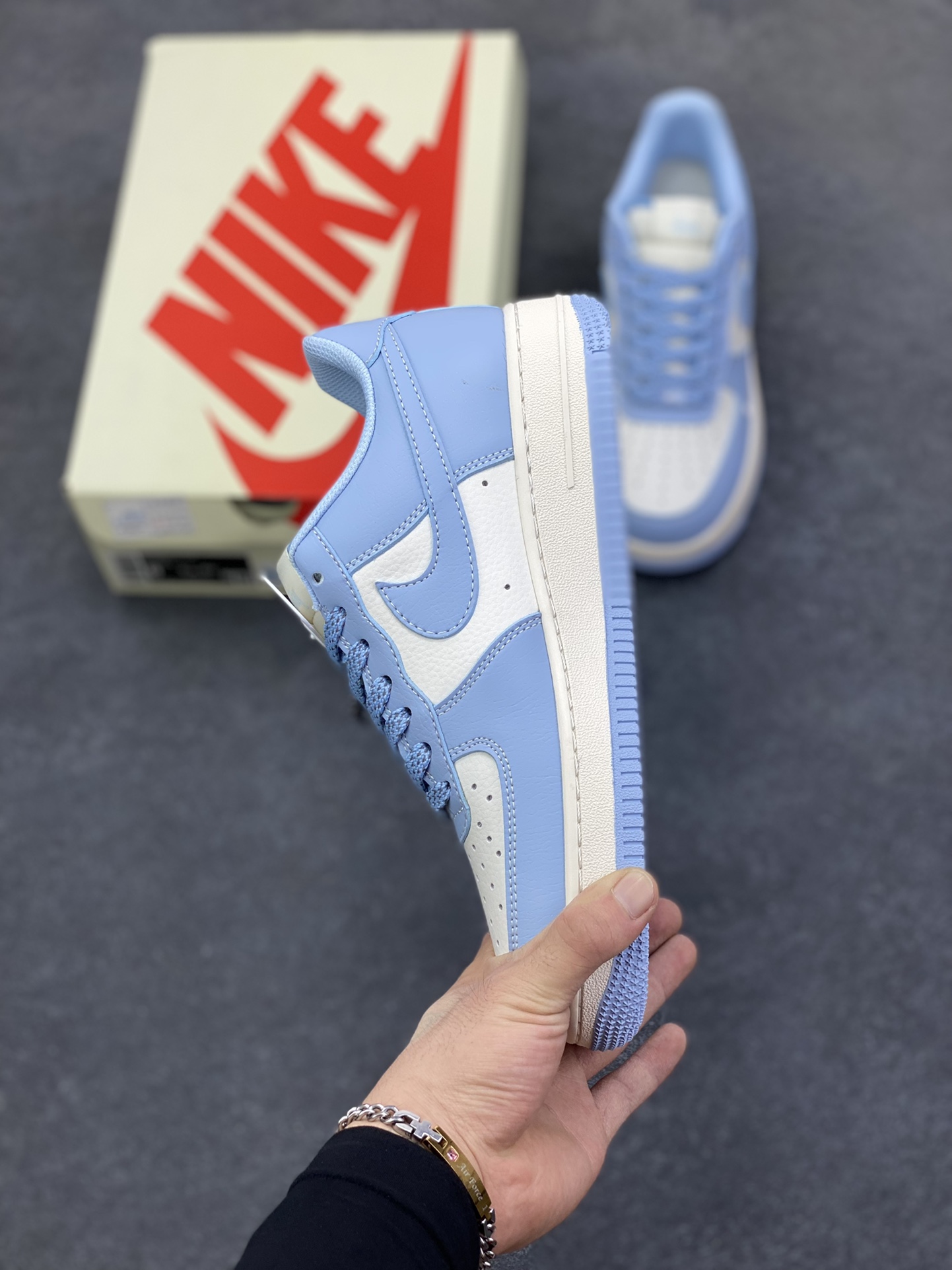 图片[3]-福利特价 Nike Air Force 1 \’07 Low “斯图西联名——米白晴天蓝”空军一号 低帮 运动鞋 休闲鞋 折边针车 工艺难度大 原楦头原纸板 原装鞋盒 定制五金配件 内置全掌气垫 原厂鞋底 货号：BB9599-201 尺码：36 36.5 37.5 38 38.5 39 40 40.5 41 42 42.5 43 44 44.5 45-选品中心