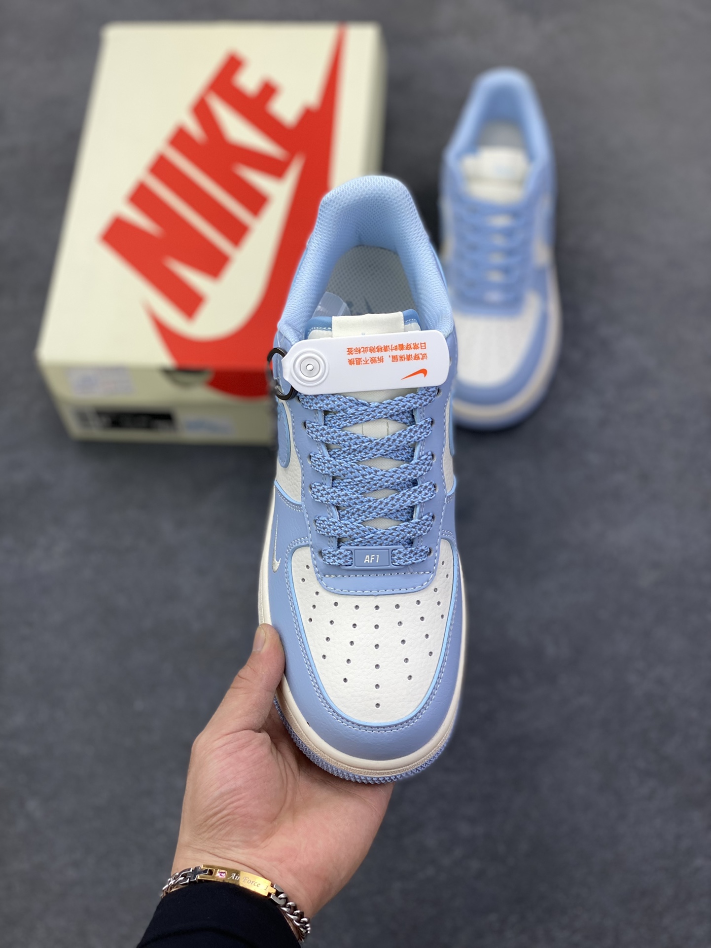 图片[2]-福利特价 Nike Air Force 1 \’07 Low “斯图西联名——米白晴天蓝”空军一号 低帮 运动鞋 休闲鞋 折边针车 工艺难度大 原楦头原纸板 原装鞋盒 定制五金配件 内置全掌气垫 原厂鞋底 货号：BB9599-201 尺码：36 36.5 37.5 38 38.5 39 40 40.5 41 42 42.5 43 44 44.5 45-选品中心