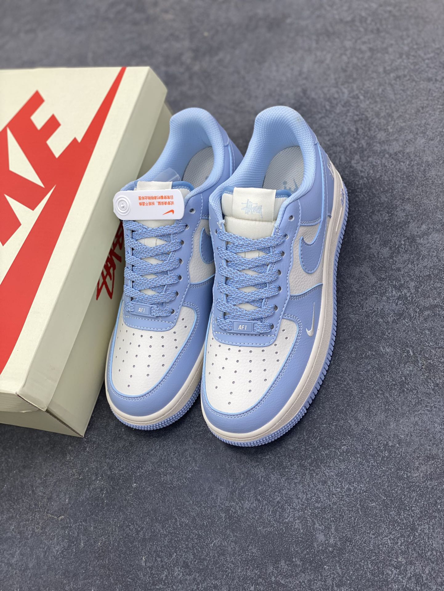 图片[8]-福利特价 Nike Air Force 1 \’07 Low “斯图西联名——米白晴天蓝”空军一号 低帮 运动鞋 休闲鞋 折边针车 工艺难度大 原楦头原纸板 原装鞋盒 定制五金配件 内置全掌气垫 原厂鞋底 货号：BB9599-201 尺码：36 36.5 37.5 38 38.5 39 40 40.5 41 42 42.5 43 44 44.5 45-选品中心