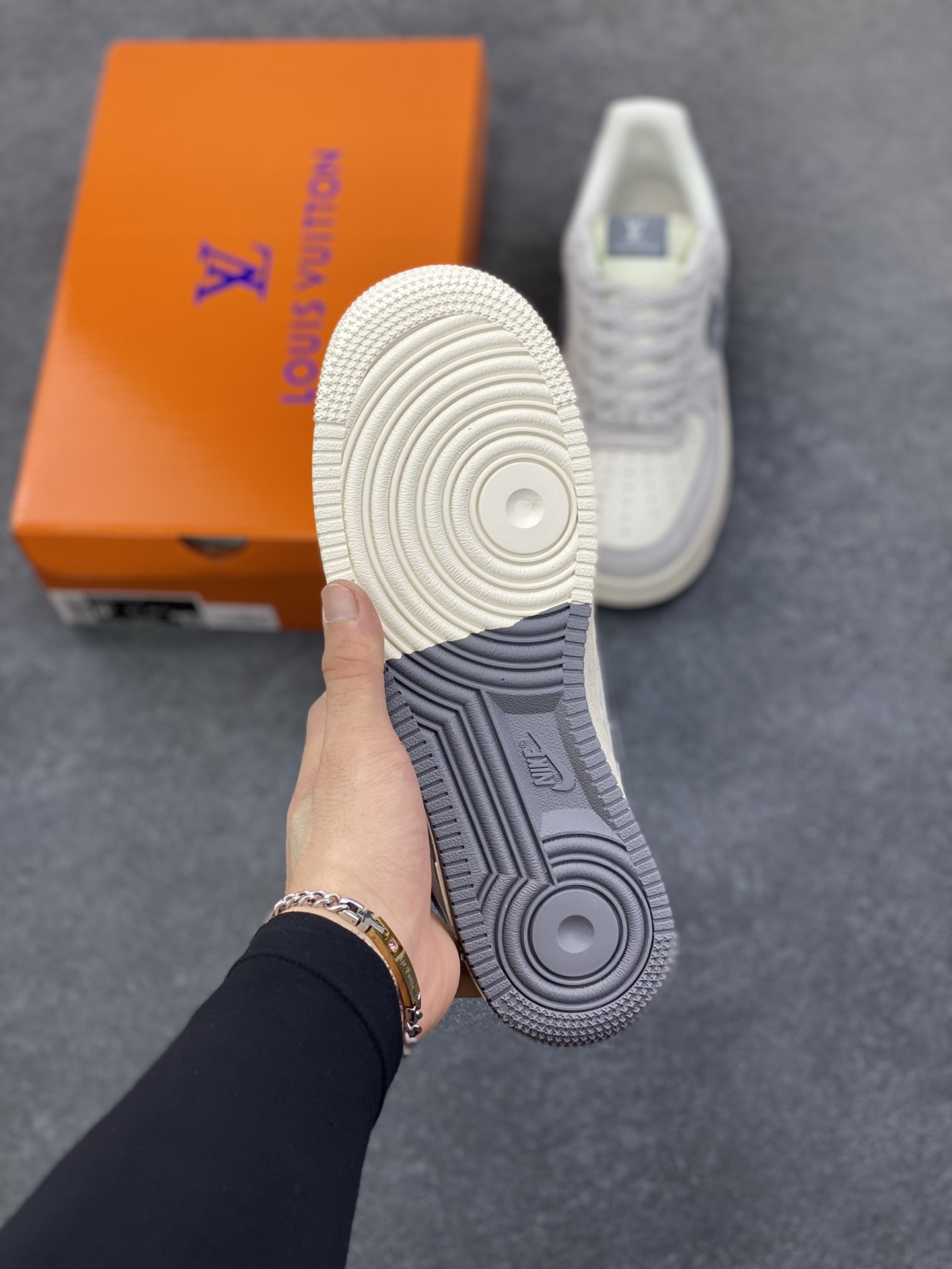 图片[5]-NIke Air Force 1 \’07 Low “LV联名——双拼灰涂鸦”空军一号 低帮 运动鞋 休闲鞋 折边针车 工艺难度大 原楦头原纸板 原装鞋盒 定制五金配件 内置全掌气垫 原厂鞋底 货号：CX5050-Y07 尺码：36 36.5 37.5 38 38.5 39 40 40.5 41 42 42.5 43 44 44.5 45-选品中心