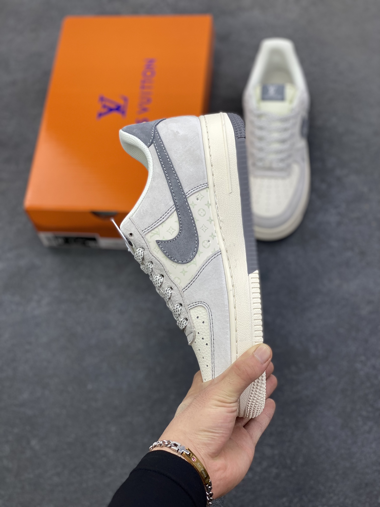 图片[3]-NIke Air Force 1 \’07 Low “LV联名——双拼灰涂鸦”空军一号 低帮 运动鞋 休闲鞋 折边针车 工艺难度大 原楦头原纸板 原装鞋盒 定制五金配件 内置全掌气垫 原厂鞋底 货号：CX5050-Y07 尺码：36 36.5 37.5 38 38.5 39 40 40.5 41 42 42.5 43 44 44.5 45-选品中心
