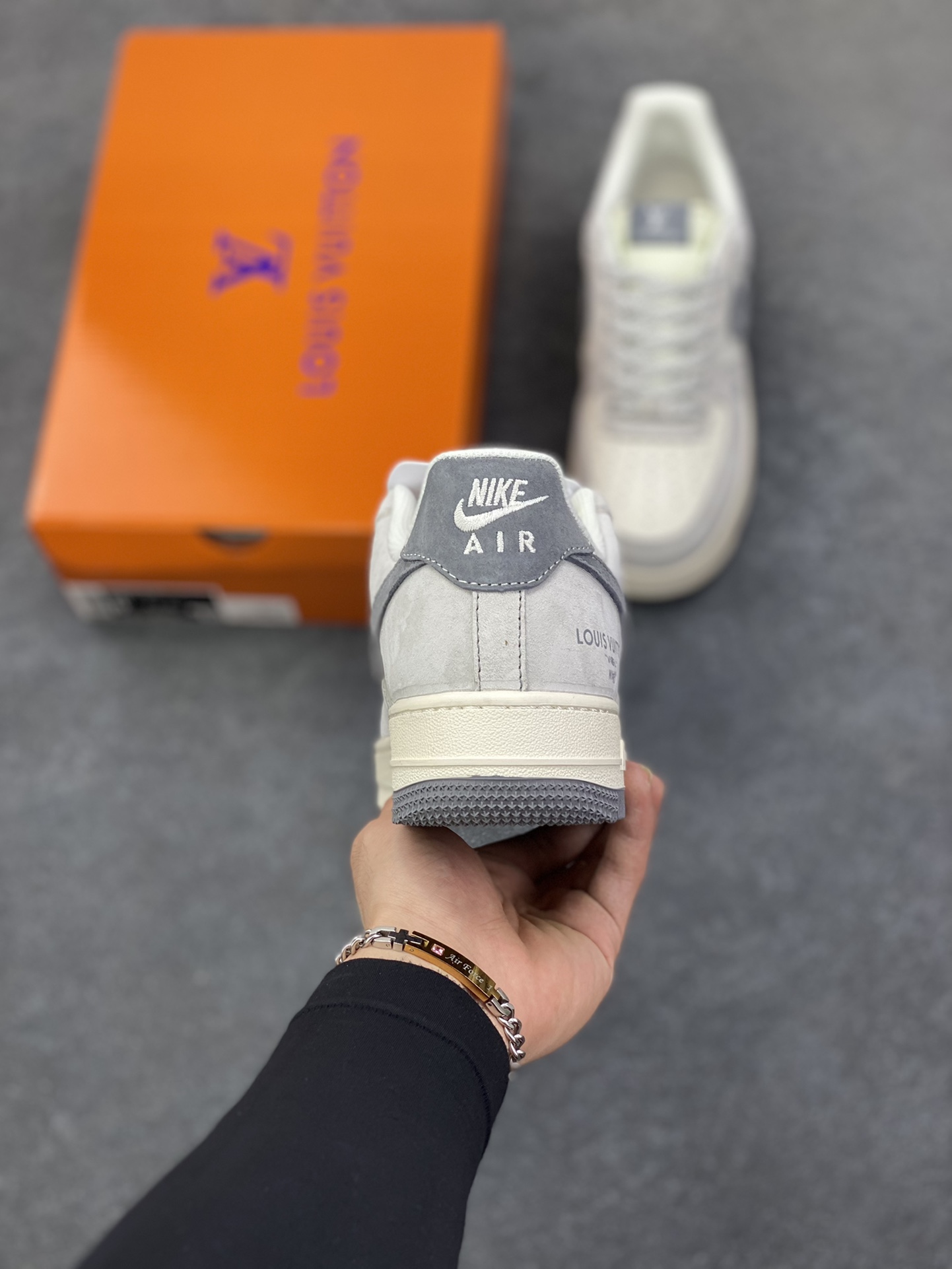 图片[4]-NIke Air Force 1 \’07 Low “LV联名——双拼灰涂鸦”空军一号 低帮 运动鞋 休闲鞋 折边针车 工艺难度大 原楦头原纸板 原装鞋盒 定制五金配件 内置全掌气垫 原厂鞋底 货号：CX5050-Y07 尺码：36 36.5 37.5 38 38.5 39 40 40.5 41 42 42.5 43 44 44.5 45-选品中心