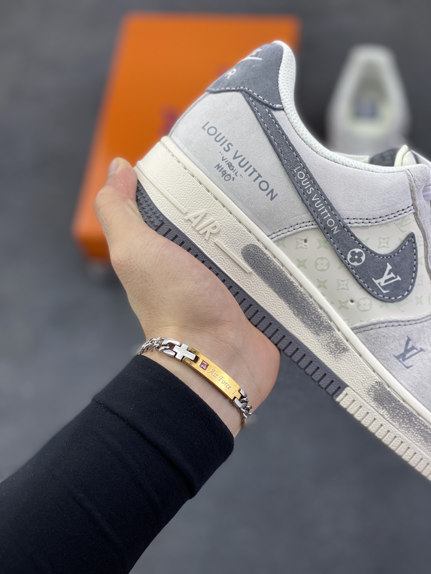 图片[6]-NIke Air Force 1 \’07 Low “LV联名——双拼灰涂鸦”空军一号 低帮 运动鞋 休闲鞋 折边针车 工艺难度大 原楦头原纸板 原装鞋盒 定制五金配件 内置全掌气垫 原厂鞋底 货号：CX5050-Y07 尺码：36 36.5 37.5 38 38.5 39 40 40.5 41 42 42.5 43 44 44.5 45-选品中心