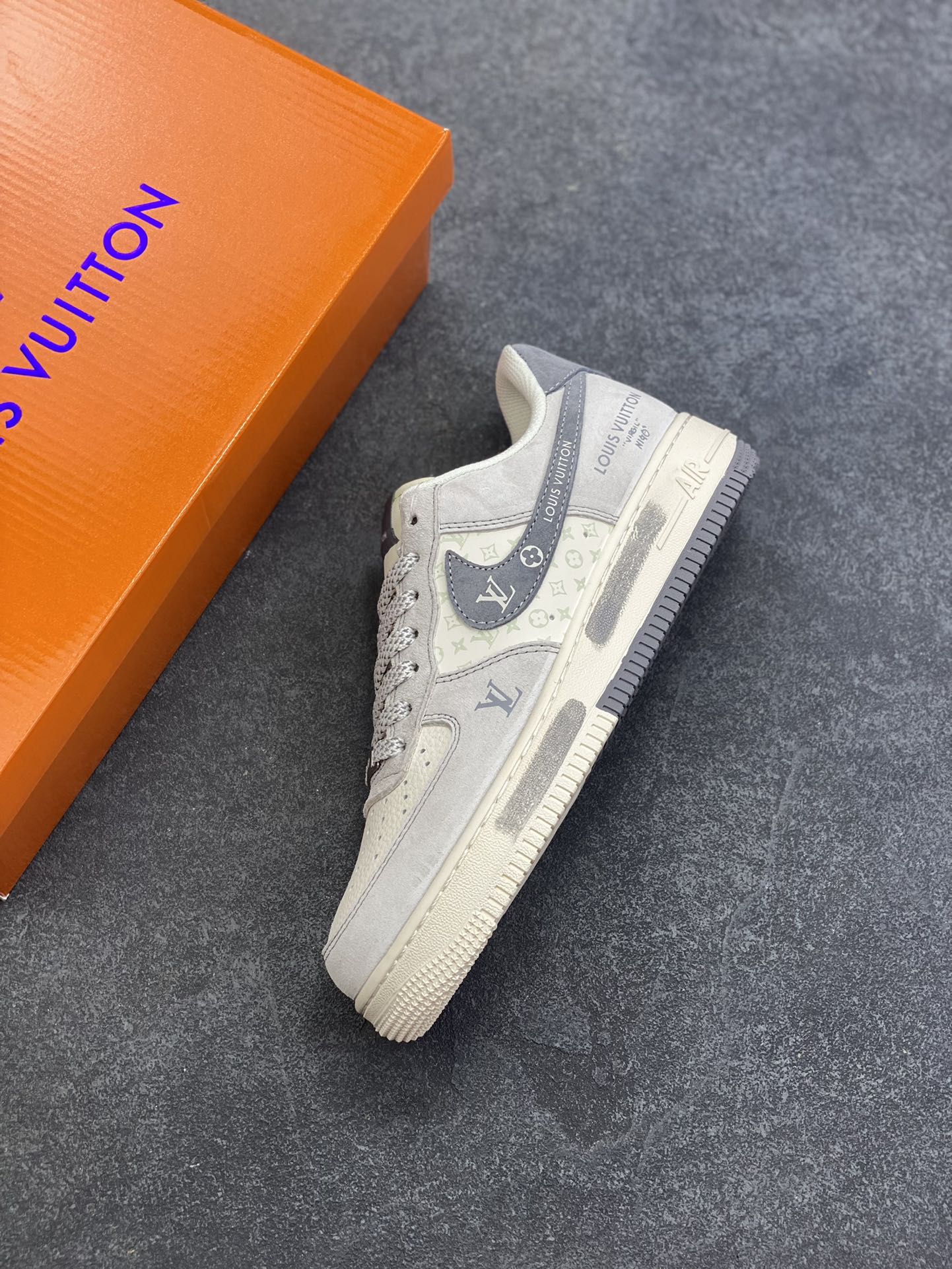图片[7]-NIke Air Force 1 \’07 Low “LV联名——双拼灰涂鸦”空军一号 低帮 运动鞋 休闲鞋 折边针车 工艺难度大 原楦头原纸板 原装鞋盒 定制五金配件 内置全掌气垫 原厂鞋底 货号：CX5050-Y07 尺码：36 36.5 37.5 38 38.5 39 40 40.5 41 42 42.5 43 44 44.5 45-选品中心