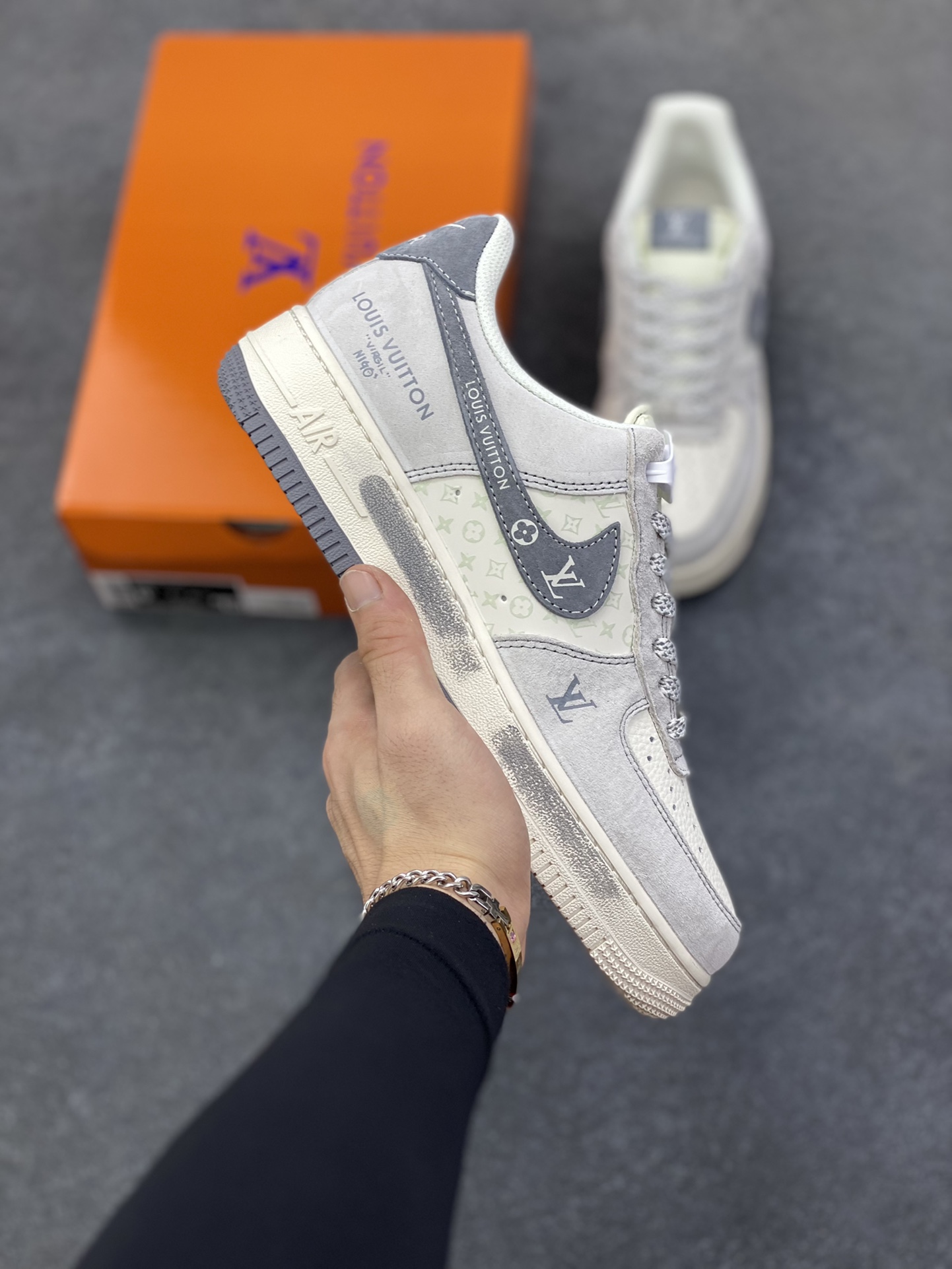 NIke Air Force 1 \'07 Low “LV联名——双拼灰涂鸦”空军一号 低帮 运动鞋 休闲鞋 折边针车 工艺难度大 原楦头原纸板 原装鞋盒 定制五金配件 内置全掌气垫 原厂鞋底 货号：CX5050-Y07 尺码：36 36.5 37.5 38 38.5 39 40 40.5 41 42 42.5 43 44 44.5 45-选品中心