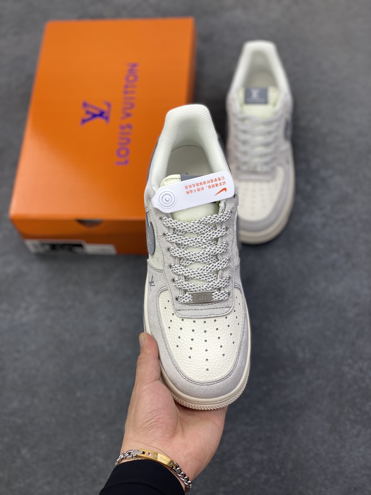 图片[2]-NIke Air Force 1 \’07 Low “LV联名——双拼灰涂鸦”空军一号 低帮 运动鞋 休闲鞋 折边针车 工艺难度大 原楦头原纸板 原装鞋盒 定制五金配件 内置全掌气垫 原厂鞋底 货号：CX5050-Y07 尺码：36 36.5 37.5 38 38.5 39 40 40.5 41 42 42.5 43 44 44.5 45-选品中心
