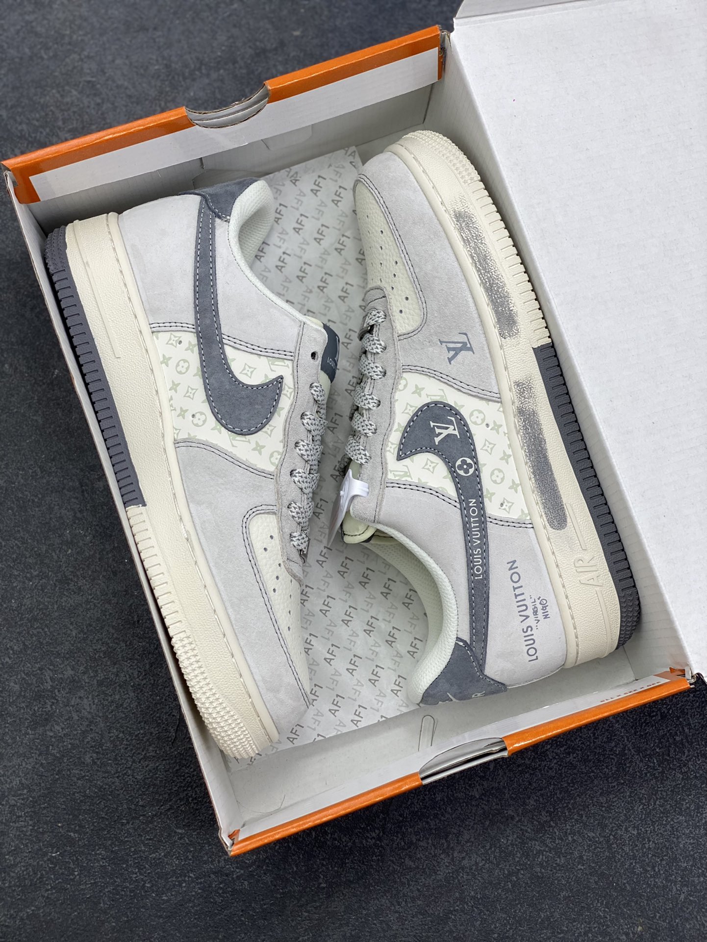 图片[9]-NIke Air Force 1 \’07 Low “LV联名——双拼灰涂鸦”空军一号 低帮 运动鞋 休闲鞋 折边针车 工艺难度大 原楦头原纸板 原装鞋盒 定制五金配件 内置全掌气垫 原厂鞋底 货号：CX5050-Y07 尺码：36 36.5 37.5 38 38.5 39 40 40.5 41 42 42.5 43 44 44.5 45-选品中心