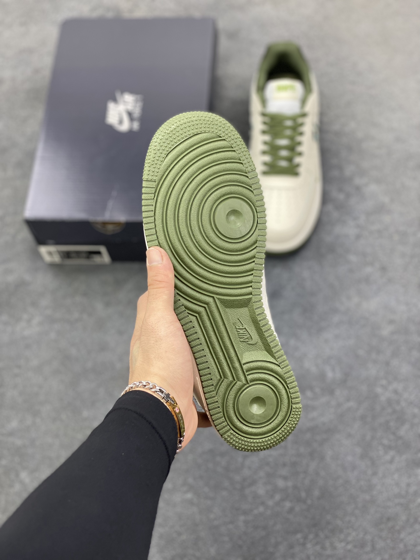 图片[5]-Nike Air Force 1 Low 空军一号低帮百搭休闲运动板鞋。柔软、弹性十足的缓震性能和出色的中底设计，横跨复古与现代的外型结合，造就出风靡全球三十多年的Force 1，直到今天还深受青睐。 货号：DF0180-007 尺码：36 36.5 37.5 38 38.5 39 40 40.5 41 42 42.5 43 44 44.5 45-选品中心
