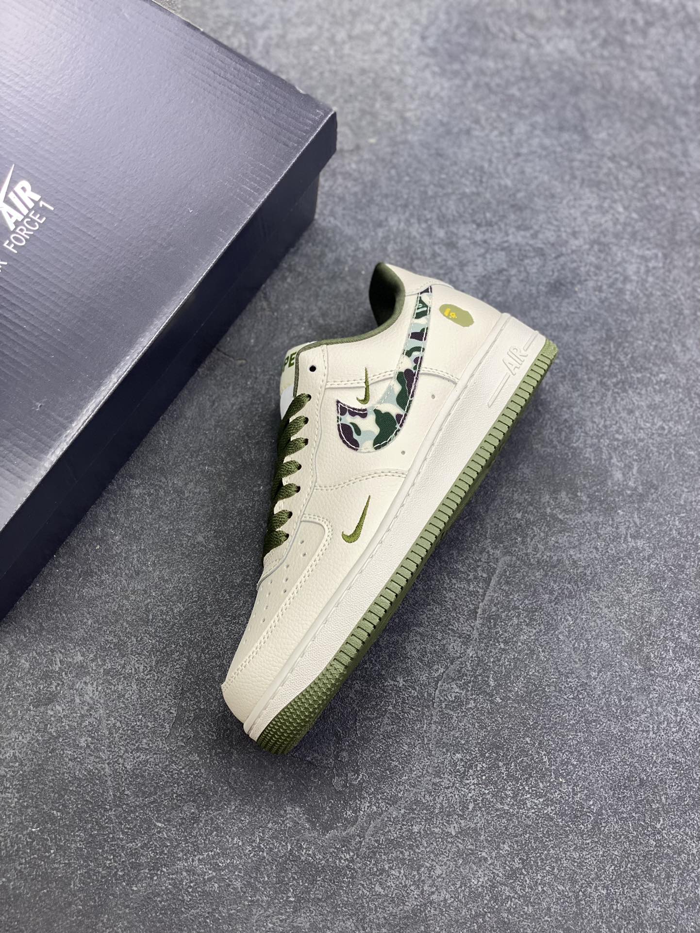 图片[7]-Nike Air Force 1 Low 空军一号低帮百搭休闲运动板鞋。柔软、弹性十足的缓震性能和出色的中底设计，横跨复古与现代的外型结合，造就出风靡全球三十多年的Force 1，直到今天还深受青睐。 货号：DF0180-007 尺码：36 36.5 37.5 38 38.5 39 40 40.5 41 42 42.5 43 44 44.5 45-选品中心