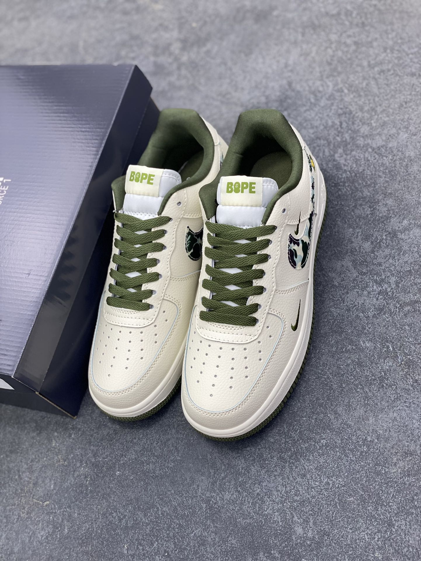 图片[8]-Nike Air Force 1 Low 空军一号低帮百搭休闲运动板鞋。柔软、弹性十足的缓震性能和出色的中底设计，横跨复古与现代的外型结合，造就出风靡全球三十多年的Force 1，直到今天还深受青睐。 货号：DF0180-007 尺码：36 36.5 37.5 38 38.5 39 40 40.5 41 42 42.5 43 44 44.5 45-选品中心