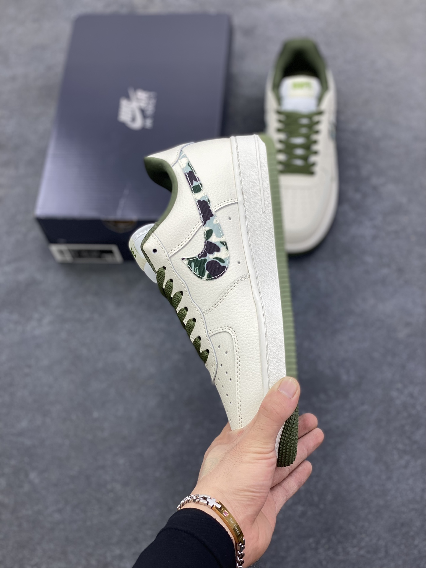 图片[3]-Nike Air Force 1 Low 空军一号低帮百搭休闲运动板鞋。柔软、弹性十足的缓震性能和出色的中底设计，横跨复古与现代的外型结合，造就出风靡全球三十多年的Force 1，直到今天还深受青睐。 货号：DF0180-007 尺码：36 36.5 37.5 38 38.5 39 40 40.5 41 42 42.5 43 44 44.5 45-选品中心
