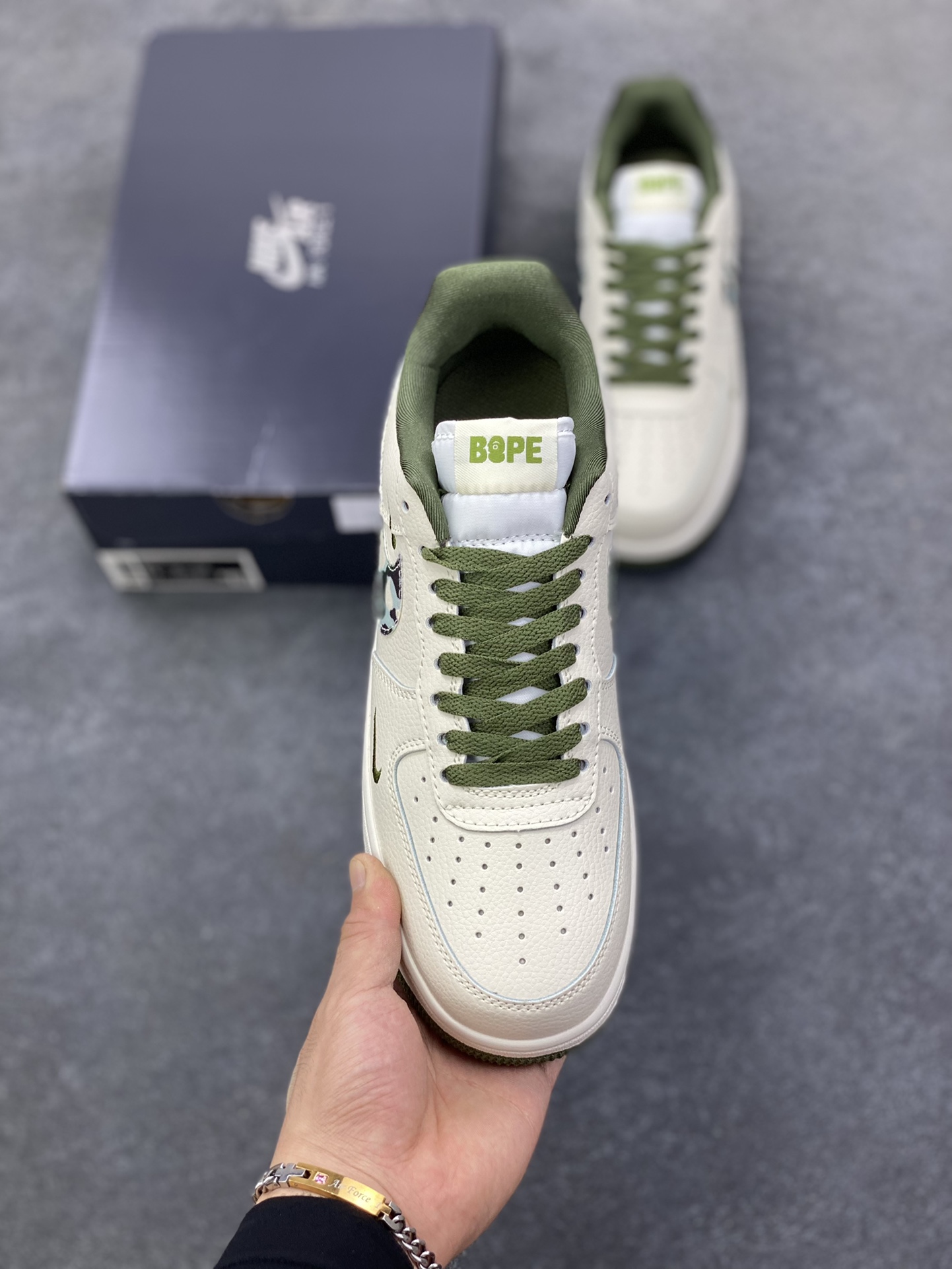 图片[2]-Nike Air Force 1 Low 空军一号低帮百搭休闲运动板鞋。柔软、弹性十足的缓震性能和出色的中底设计，横跨复古与现代的外型结合，造就出风靡全球三十多年的Force 1，直到今天还深受青睐。 货号：DF0180-007 尺码：36 36.5 37.5 38 38.5 39 40 40.5 41 42 42.5 43 44 44.5 45-选品中心
