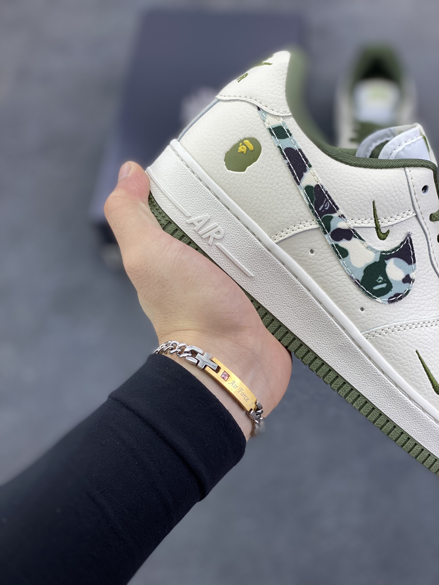 图片[6]-Nike Air Force 1 Low 空军一号低帮百搭休闲运动板鞋。柔软、弹性十足的缓震性能和出色的中底设计，横跨复古与现代的外型结合，造就出风靡全球三十多年的Force 1，直到今天还深受青睐。 货号：DF0180-007 尺码：36 36.5 37.5 38 38.5 39 40 40.5 41 42 42.5 43 44 44.5 45-选品中心