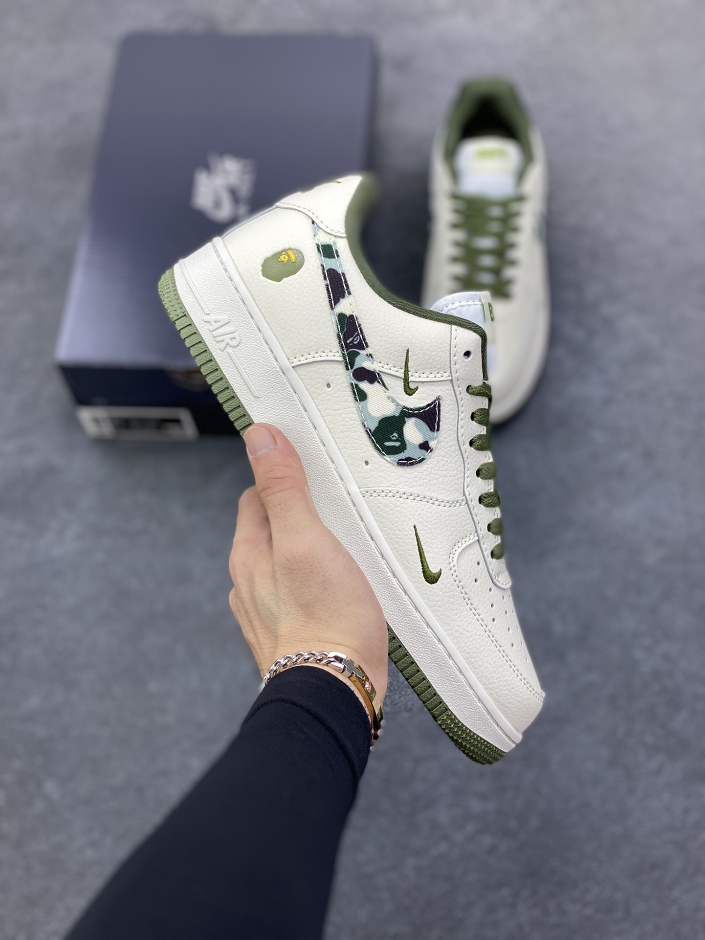 Nike Air Force 1 Low 空军一号低帮百搭休闲运动板鞋。柔软、弹性十足的缓震性能和出色的中底设计，横跨复古与现代的外型结合，造就出风靡全球三十多年的Force 1，直到今天还深受青睐。 货号：DF0180-007 尺码：36 36.5 37.5 38 38.5 39 40 40.5 41 42 42.5 43 44 44.5 45-选品中心