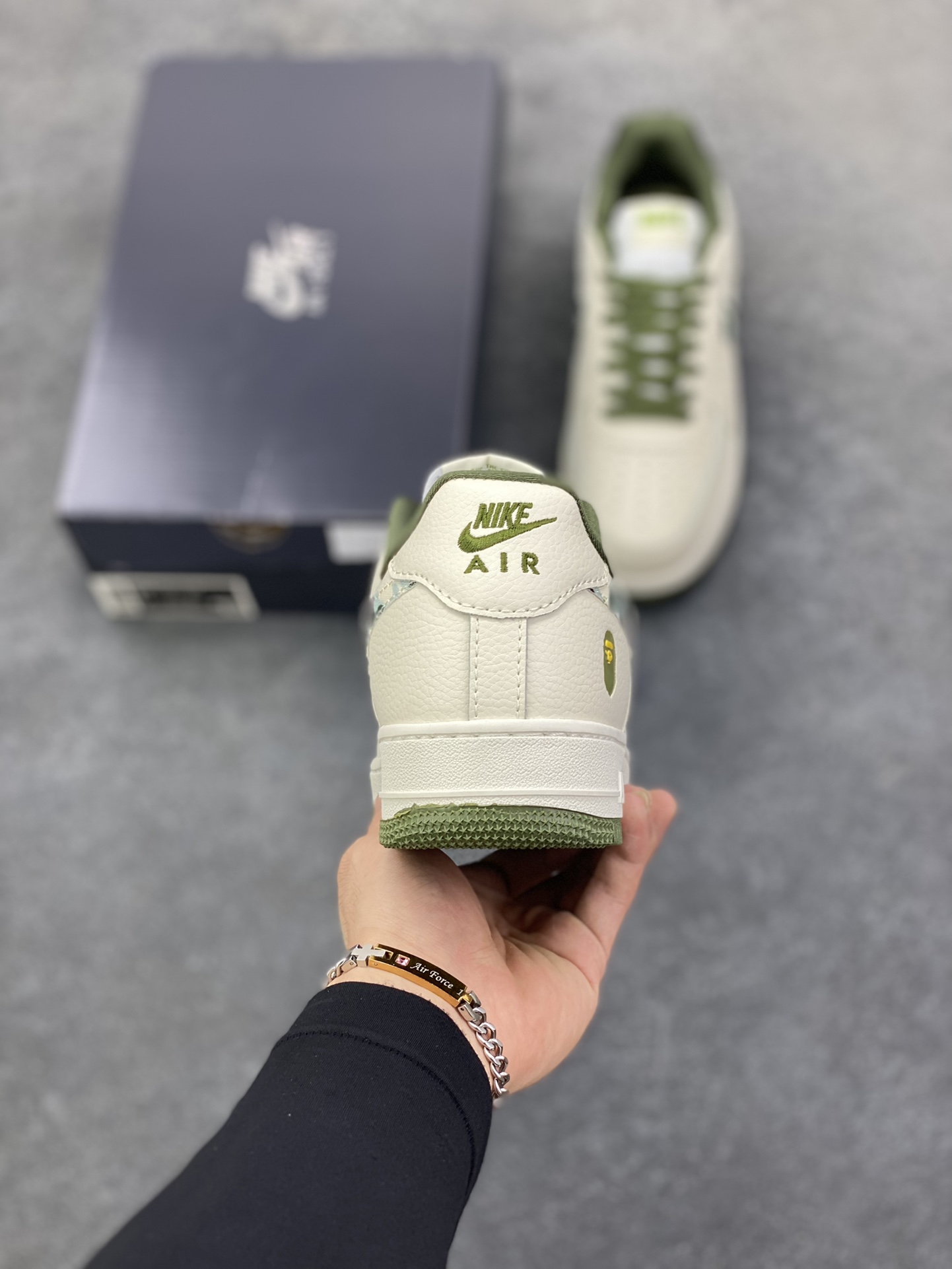 图片[4]-Nike Air Force 1 Low 空军一号低帮百搭休闲运动板鞋。柔软、弹性十足的缓震性能和出色的中底设计，横跨复古与现代的外型结合，造就出风靡全球三十多年的Force 1，直到今天还深受青睐。 货号：DF0180-007 尺码：36 36.5 37.5 38 38.5 39 40 40.5 41 42 42.5 43 44 44.5 45-选品中心