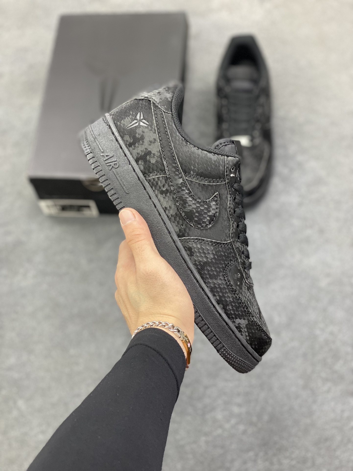 Nike Air Force 1 Low 空军一号低帮百搭休闲运动板鞋。柔软、弹性十足的缓震性能和出色的中底设计，横跨复古与现代的外型结合，造就出风靡全球三十多年的Force 1，直到今天还深受青睐。 货号：IB0018-200 尺码：36 36.5 37.5 38 38.5 39 40 40.5 41 42 42.5 43 44 44.5 45-选品中心