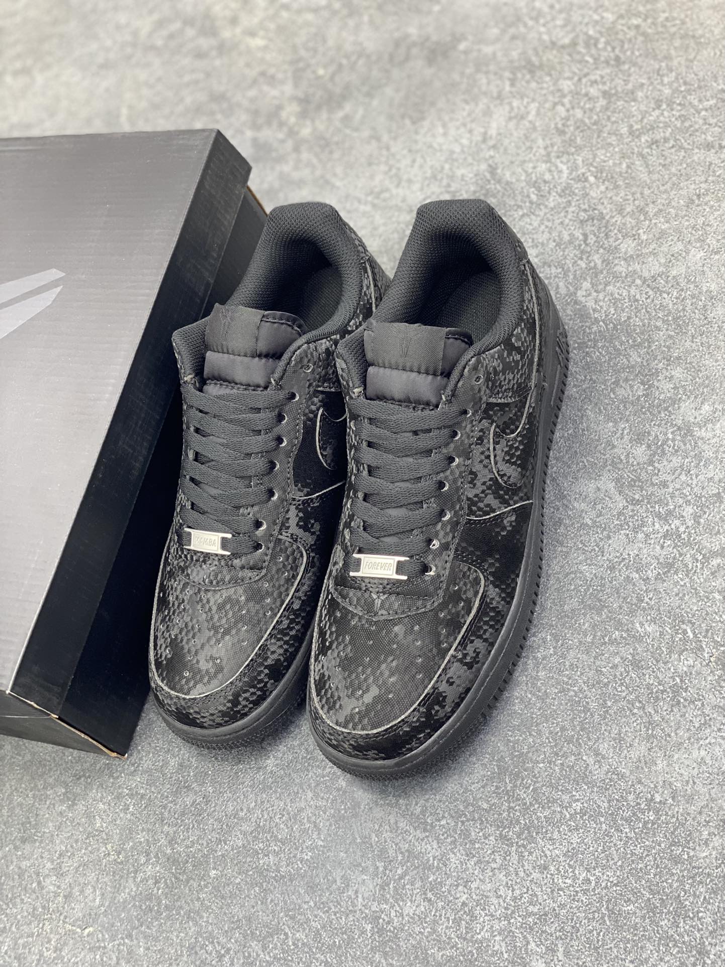 图片[8]-Nike Air Force 1 Low 空军一号低帮百搭休闲运动板鞋。柔软、弹性十足的缓震性能和出色的中底设计，横跨复古与现代的外型结合，造就出风靡全球三十多年的Force 1，直到今天还深受青睐。 货号：IB0018-200 尺码：36 36.5 37.5 38 38.5 39 40 40.5 41 42 42.5 43 44 44.5 45-选品中心
