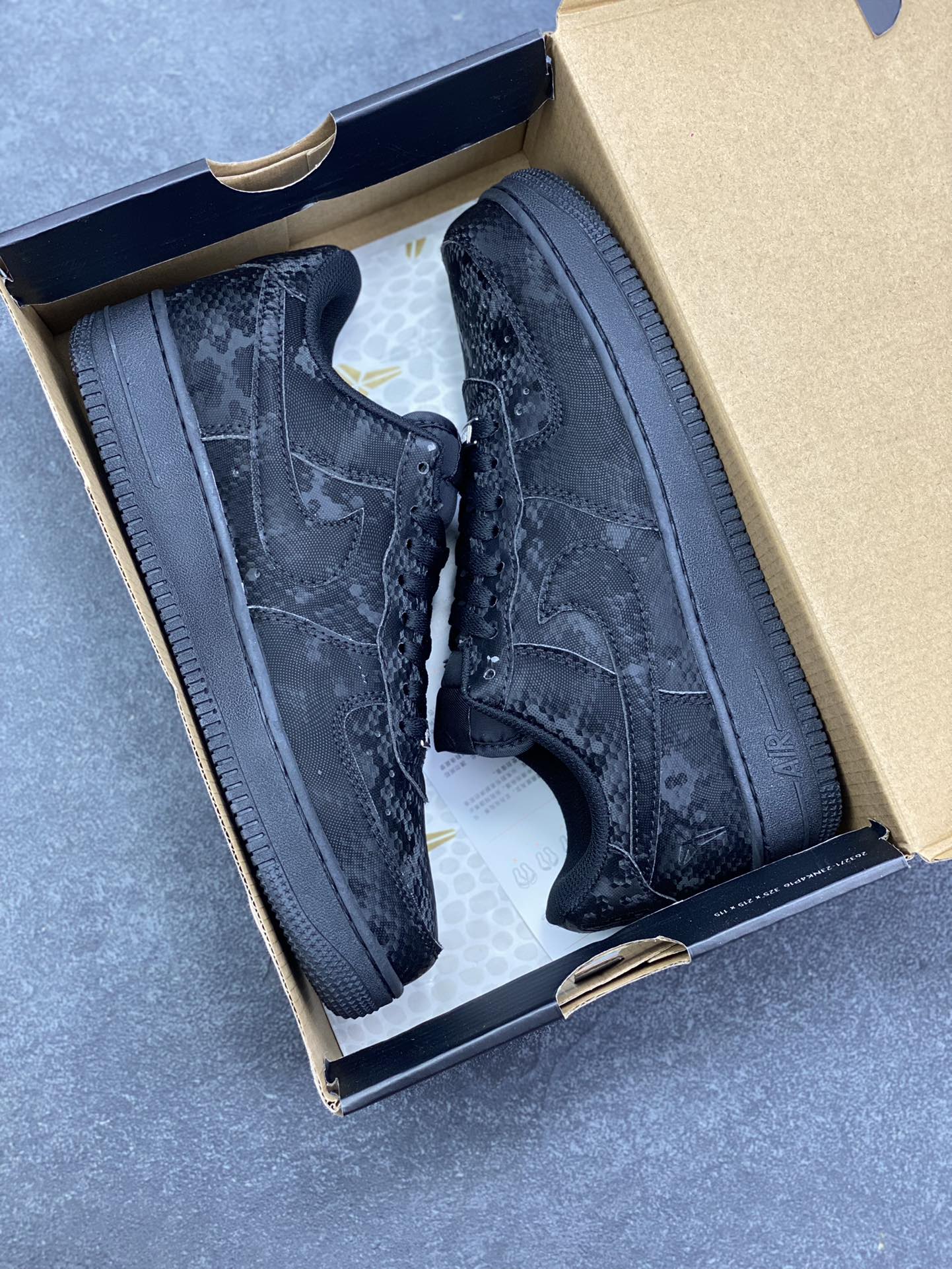 图片[9]-Nike Air Force 1 Low 空军一号低帮百搭休闲运动板鞋。柔软、弹性十足的缓震性能和出色的中底设计，横跨复古与现代的外型结合，造就出风靡全球三十多年的Force 1，直到今天还深受青睐。 货号：IB0018-200 尺码：36 36.5 37.5 38 38.5 39 40 40.5 41 42 42.5 43 44 44.5 45-选品中心