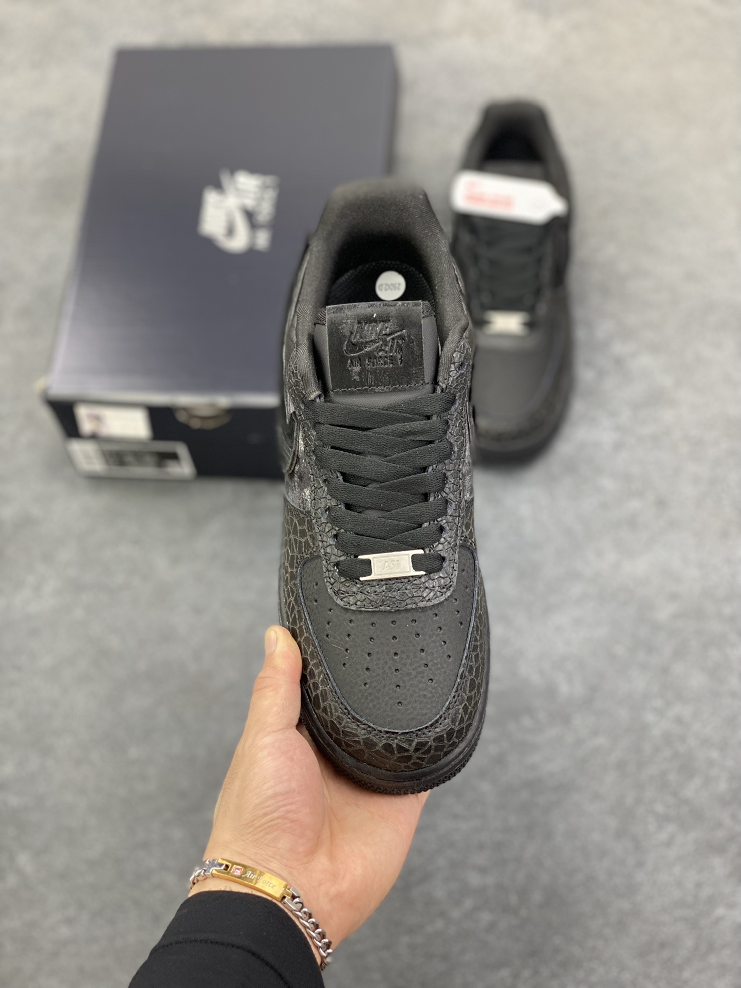 图片[2]-Nike Air Force 1 Low 黑裂纹 空军一号低帮运动休闲板鞋 原楦头原纸板 打造纯正空军版型 专注外贸渠道 全掌内置蜂窝气垫 原盒配件 原厂中底钢印、拉帮完美 货号：HQ1977-001 尺码：36 36.5 37.5 38 38.5 39 40 40.5 41 42 42.5 43 44 44.5 45-选品中心