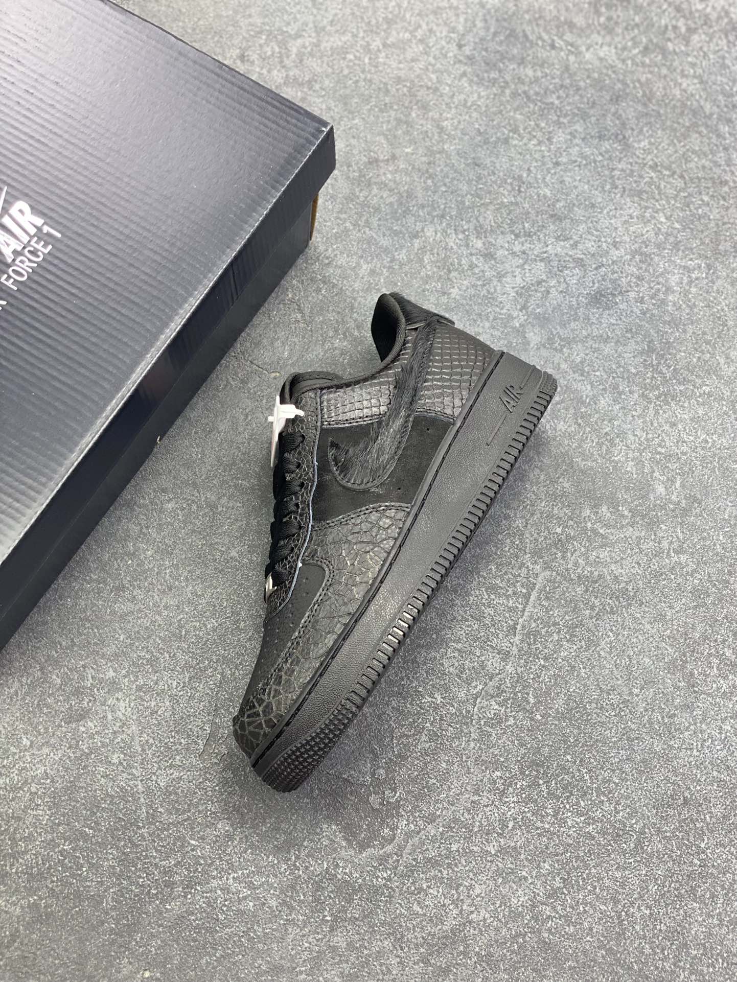 图片[7]-Nike Air Force 1 Low 黑裂纹 空军一号低帮运动休闲板鞋 原楦头原纸板 打造纯正空军版型 专注外贸渠道 全掌内置蜂窝气垫 原盒配件 原厂中底钢印、拉帮完美 货号：HQ1977-001 尺码：36 36.5 37.5 38 38.5 39 40 40.5 41 42 42.5 43 44 44.5 45-选品中心