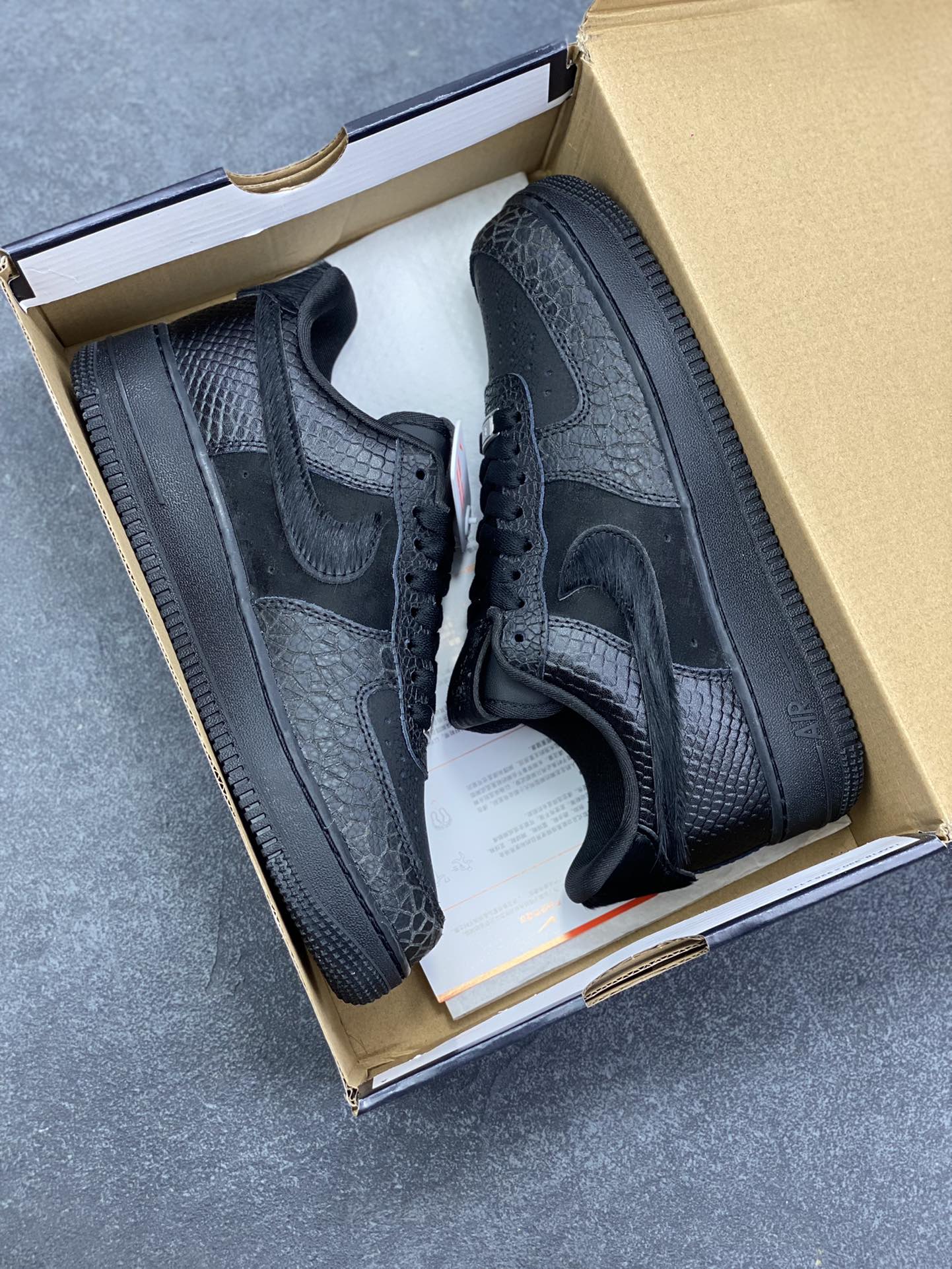 图片[9]-Nike Air Force 1 Low 黑裂纹 空军一号低帮运动休闲板鞋 原楦头原纸板 打造纯正空军版型 专注外贸渠道 全掌内置蜂窝气垫 原盒配件 原厂中底钢印、拉帮完美 货号：HQ1977-001 尺码：36 36.5 37.5 38 38.5 39 40 40.5 41 42 42.5 43 44 44.5 45-选品中心