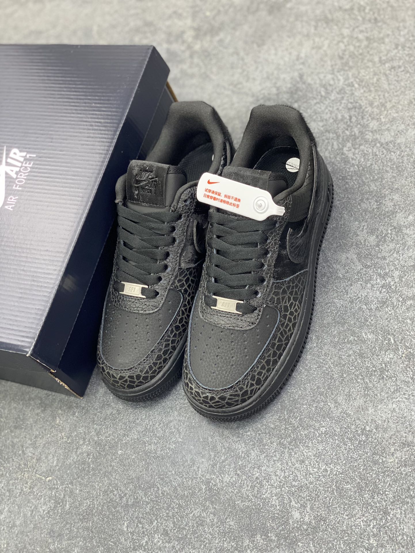 图片[8]-Nike Air Force 1 Low 黑裂纹 空军一号低帮运动休闲板鞋 原楦头原纸板 打造纯正空军版型 专注外贸渠道 全掌内置蜂窝气垫 原盒配件 原厂中底钢印、拉帮完美 货号：HQ1977-001 尺码：36 36.5 37.5 38 38.5 39 40 40.5 41 42 42.5 43 44 44.5 45-选品中心