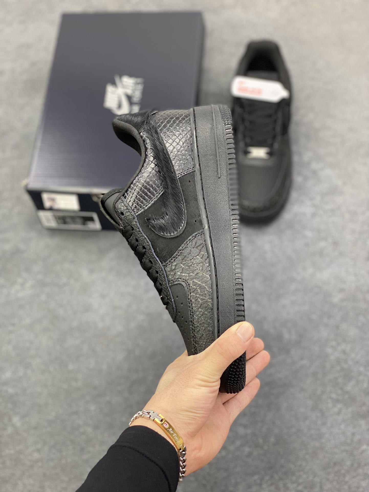 图片[3]-Nike Air Force 1 Low 黑裂纹 空军一号低帮运动休闲板鞋 原楦头原纸板 打造纯正空军版型 专注外贸渠道 全掌内置蜂窝气垫 原盒配件 原厂中底钢印、拉帮完美 货号：HQ1977-001 尺码：36 36.5 37.5 38 38.5 39 40 40.5 41 42 42.5 43 44 44.5 45-选品中心