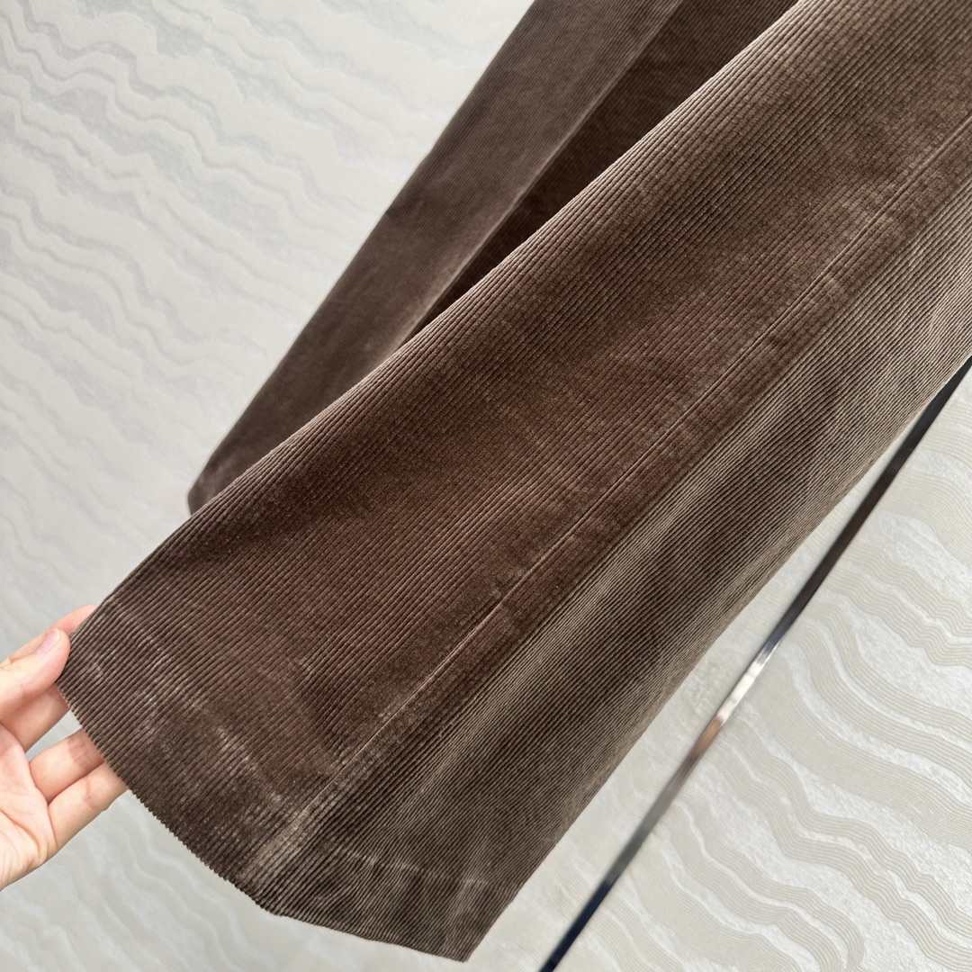 独家首发，原单品质❤️BC高智感穿搭！行走的高定老钱风穿搭，定制乌木棕摩卡色灯芯绒直筒裤！极简主义设计慵