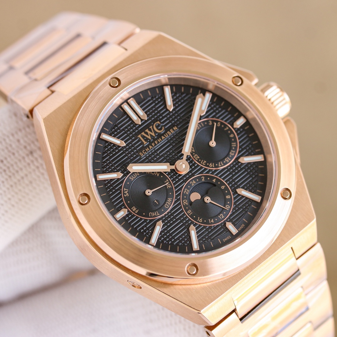 白💰1500 枚1550 黑1550
🔥又一次“工程”万年!再一次尽善尽美!🔥
IWC万国表全新工程师系列,致敬:杰罗·达尊的经典设计!
1⃣️ 【机芯】采用82650型自制机芯,其机芯运转稳定,走时精准,几乎零返修!
2️⃣【表壳】正品开模,1:1完美还原!腕表尺寸41.6mm,整个表壳采用大面积拉丝工艺,醒目的圆形表圈搭配功能性螺丝,组合棱角边缘上的抛光处理,直接拉升腕表的豪华感,与原装工艺效果如出一辙!
3️⃣【表盘】采用三幅盘布局,用标志性的“网格”纹盘面,以细腻的细密线条与方科构成的独特纹,映衬着三个采用太阳纹效果的副盘,也即便显示功能多!玻璃方面采用双面防反光拱形蓝宝石镀膜镜面!
4️⃣【表带表扣】随表配备了一体化H型链节表带,并与壳体饰面采用一样的打磨装饰,表扣刻有“IWC”经典标志,在整理比例设计跟灵活性上,让腕表实现更好佩戴的上手体验。
5️⃣IWC旗下最耀眼的工程师万年历腕表。适合各种商务场合,简敛精致不失优雅!欢迎各路表友品鉴.