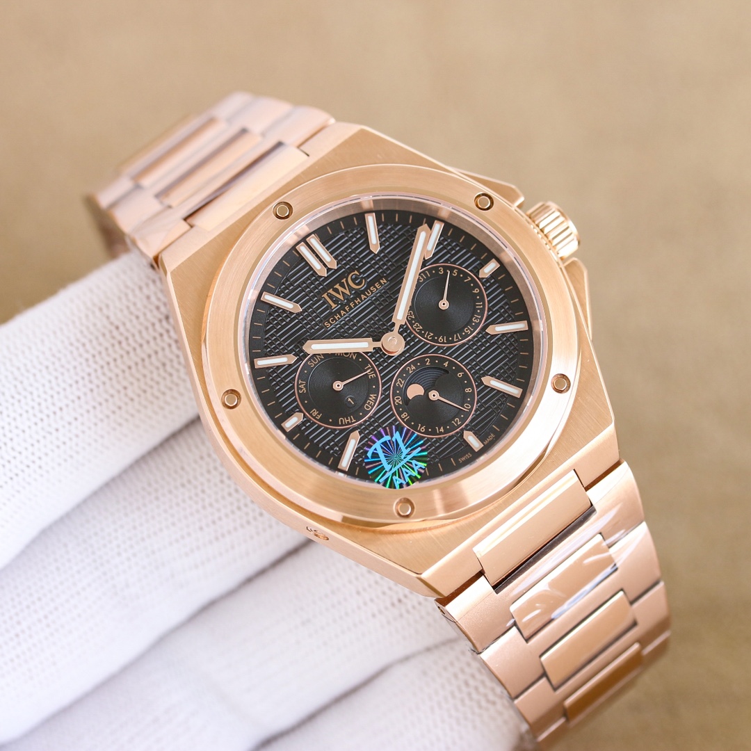白💰1500 枚1550 黑1550
🔥又一次“工程”万年!再一次尽善尽美!🔥
IWC万国表全新工程师系列,致敬:杰罗·达尊的经典设计!
1⃣️ 【机芯】采用82650型自制机芯,其机芯运转稳定,走时精准,几乎零返修!
2️⃣【表壳】正品开模,1:1完美还原!腕表尺寸41.6mm,整个表壳采用大面积拉丝工艺,醒目的圆形表圈搭配功能性螺丝,组合棱角边缘上的抛光处理,直接拉升腕表的豪华感,与原装工艺效果如出一辙!
3️⃣【表盘】采用三幅盘布局,用标志性的“网格”纹盘面,以细腻的细密线条与方科构成的独特纹,映衬着三个采用太阳纹效果的副盘,也即便显示功能多!玻璃方面采用双面防反光拱形蓝宝石镀膜镜面!
4️⃣【表带表扣】随表配备了一体化H型链节表带,并与壳体饰面采用一样的打磨装饰,表扣刻有“IWC”经典标志,在整理比例设计跟灵活性上,让腕表实现更好佩戴的上手体验。
5️⃣IWC旗下最耀眼的工程师万年历腕表。适合各种商务场合,简敛精致不失优雅!欢迎各路表友品鉴.