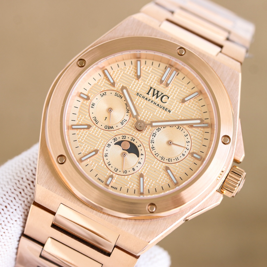 白💰1500 枚1550 黑1550
🔥又一次“工程”万年!再一次尽善尽美!🔥
IWC万国表全新工程师系列,致敬:杰罗·达尊的经典设计!
1⃣️ 【机芯】采用82650型自制机芯,其机芯运转稳定,走时精准,几乎零返修!
2️⃣【表壳】正品开模,1:1完美还原!腕表尺寸41.6mm,整个表壳采用大面积拉丝工艺,醒目的圆形表圈搭配功能性螺丝,组合棱角边缘上的抛光处理,直接拉升腕表的豪华感,与原装工艺效果如出一辙!
3️⃣【表盘】采用三幅盘布局,用标志性的“网格”纹盘面,以细腻的细密线条与方科构成的独特纹,映衬着三个采用太阳纹效果的副盘,也即便显示功能多!玻璃方面采用双面防反光拱形蓝宝石镀膜镜面!
4️⃣【表带表扣】随表配备了一体化H型链节表带,并与壳体饰面采用一样的打磨装饰,表扣刻有“IWC”经典标志,在整理比例设计跟灵活性上,让腕表实现更好佩戴的上手体验。
5️⃣IWC旗下最耀眼的工程师万年历腕表。适合各种商务场合,简敛精致不失优雅!欢迎各路表友品鉴.
