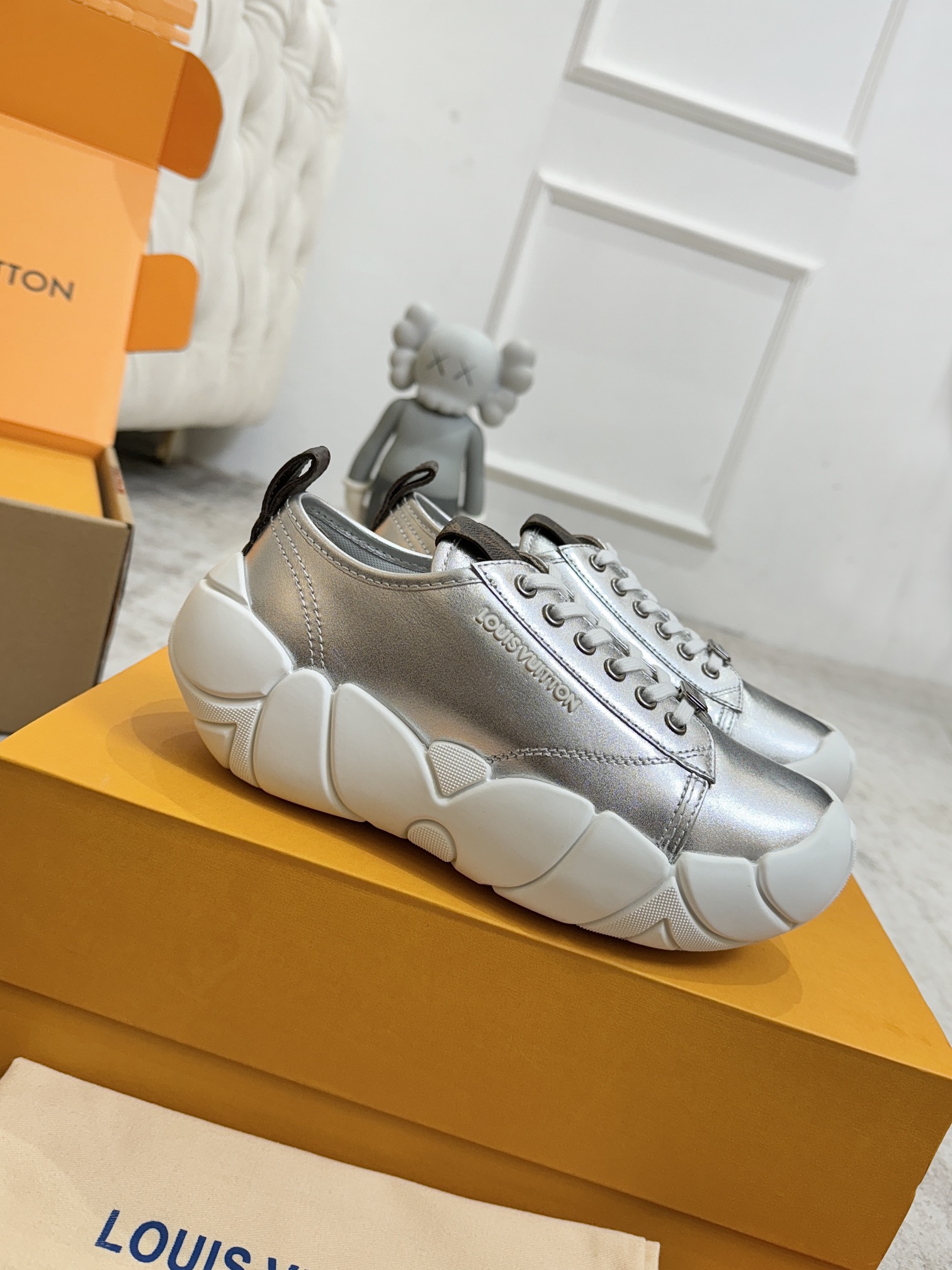 NO:545491,35-40 Louis Vuitton sneakers, thick-soled casual shoes, original purchase and development, LV Discovery lace-up shoes appeared in Louis Vuitton, autumn and winter show, using technology mesh fabric and metal texture synthetic material to create a streamlined design, brand elements embellish the upper and light rubber outsole, matched with technology shoelaces. Fabric: original imported cowhide + technology mesh, original custom breathable mesh, sole original opening mold ultralight rubber foam material, sole thickness 4cm, casual shoes/sports shoes, louis vuitton, louis vuitton, sneakers, cowhide1986090935—40  路易威登 运动鞋厚底休闲鞋原版购入开发 做货 LV Discovery 系带鞋亮相路易威登 秋冬秀场,以科技网格面料和金属质感合成材质塑造流线型设计 品牌元素点缀鞋面和轻质橡胶外底,搭配科技鞋带. 面料:原版进口牛皮+科技网面 内里原版定制透气网里 鞋底原版开模超轻橡胶发泡材质 底厚4cm,休闲鞋/运动鞋,louis vuitton,louis vuitton,sneakers,cowhide,Women's Shoes