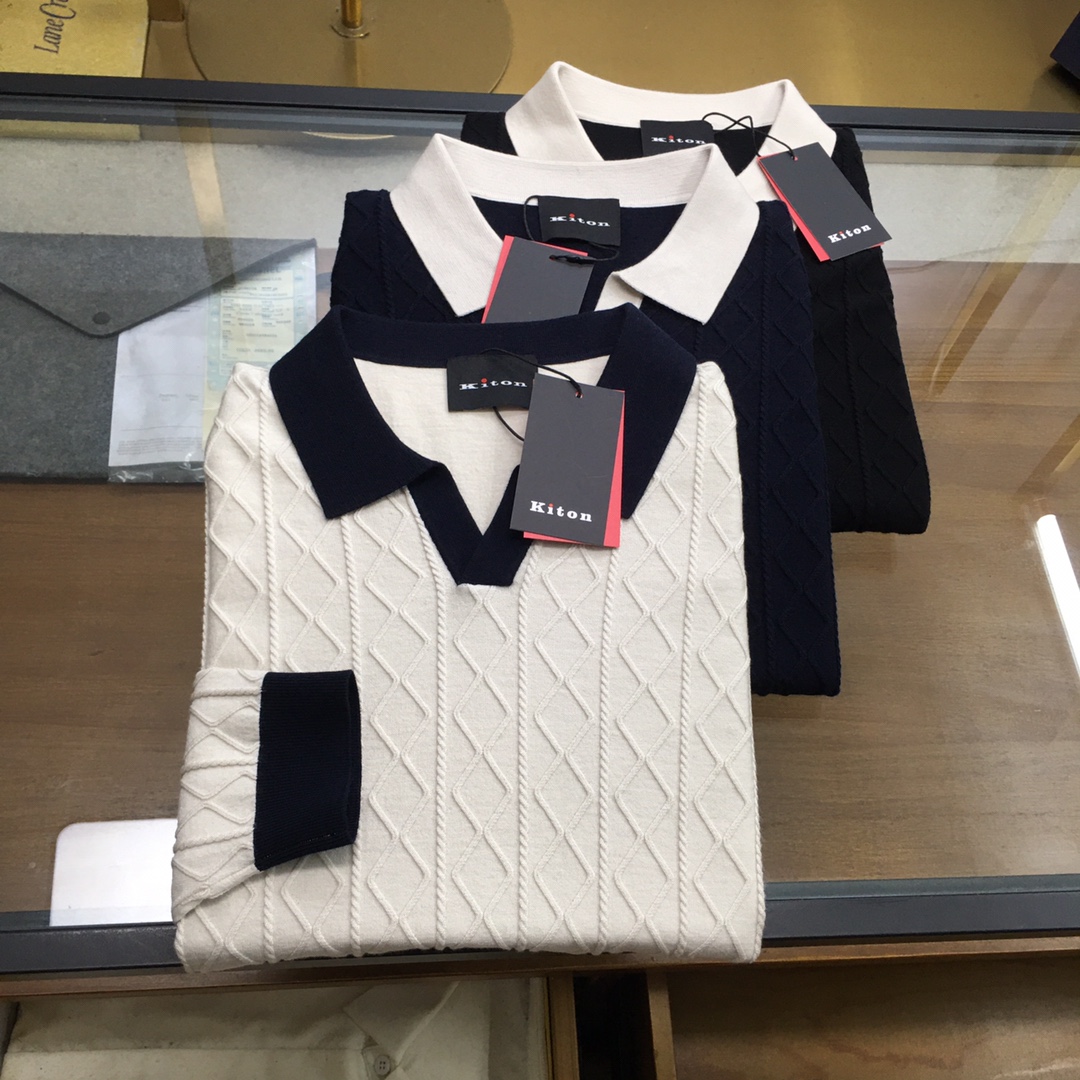 NO:682944,New products at the counter [Kito..n] 2025 autumn and winter new men's lapel Polo long-sleeved T-shirt. Top fabric presentation. Light and soft fabrics are garment-dyed to create an elegant texture. Original customization. Imported yarn dyeing. Customized ribbed neckline. Customized ribbing.  The classic style softens the inherent sportiness of the clothes. The versatile style makes it very suitable for single wear. All accessories are provided by customers. Made of customer-supplied yarn, the thickness is the same as that of regular beaded fabrics. It is warm and comfortable, skin-friendly and delicate, not sweaty, and super comfortable. The solid color design is overall stylish and suitable for leisure and business!  The color is as shown in the figure, the size is M19860909专柜新品【Kito..n】 2025秋冬新款男士翻领Polo长袖T恤衫 顶版面料呈现.轻盈柔软的面料经过成衣染色,营造出优雅纹理,原版定制 进口纱线色染 定制罗纹领口 定制罗纹 经典让衣服与生俱有的运动气息得以柔和.百搭风范令其非常适合单穿,所有辅料全部客供.客供纱制作,厚度和常规珠地一样,保暖舒适,亲肤细腻不闷汗,超级舒服.纯色设计款,整体就是大气时尚,休闲商务都即可！ 颜色如图 码数M-3XL（48-56）,,tees，t-shirt,,Men's clothing