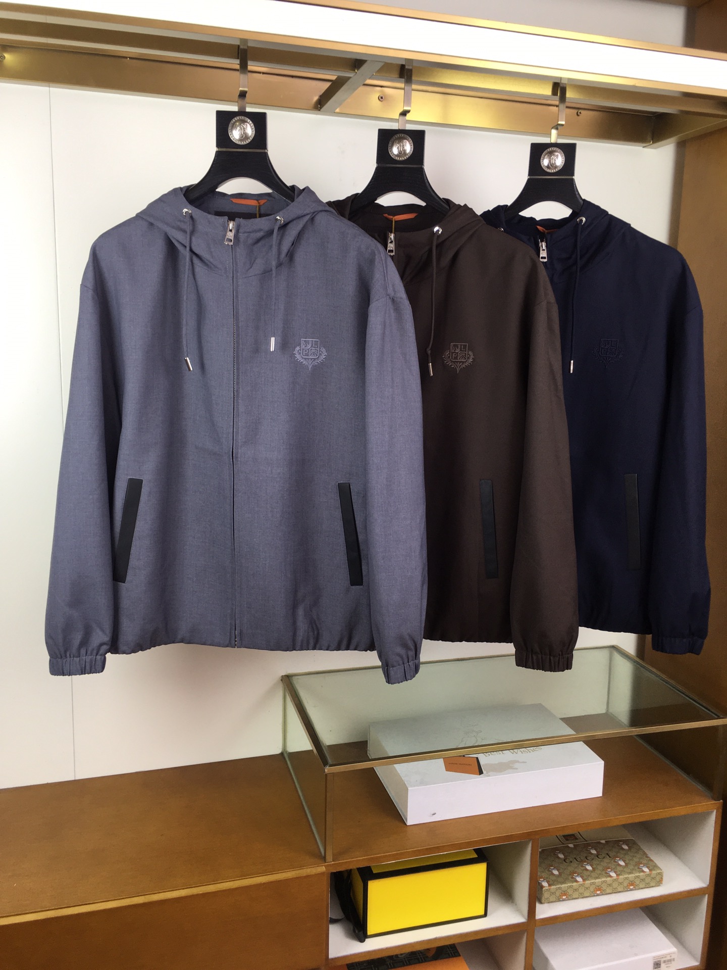 NO:682937,New jacket [LP] The same style as the LP official website, complete with three standards!  2025 early autumn new men's jacket, fashionable and casual high-end version!  Custom-made fabrics at the counter are highly breathable and comfortable, with impeccable details and brand element design concepts, reflecting high quality. It feels delicate and soft!  It presents a casual cut and the upper body shape is awesome!  Size M-3Xl,,loro piana,jackets & coats,jackets & coats,19860909新品外套【LP】 Lp 官网同款,三标齐全！2025早秋新款男士夹克外套,时尚休闲高端版本！专柜定制面料 透气舒适度高,细节无可挑剔,品牌元素设计理念,体现高品质.手感细腻柔软！呈现休闲裁剪,上身版型超赞！码数M-3Xl,,loro piana,jackets & coats,jackets & coats,,Men's clothing