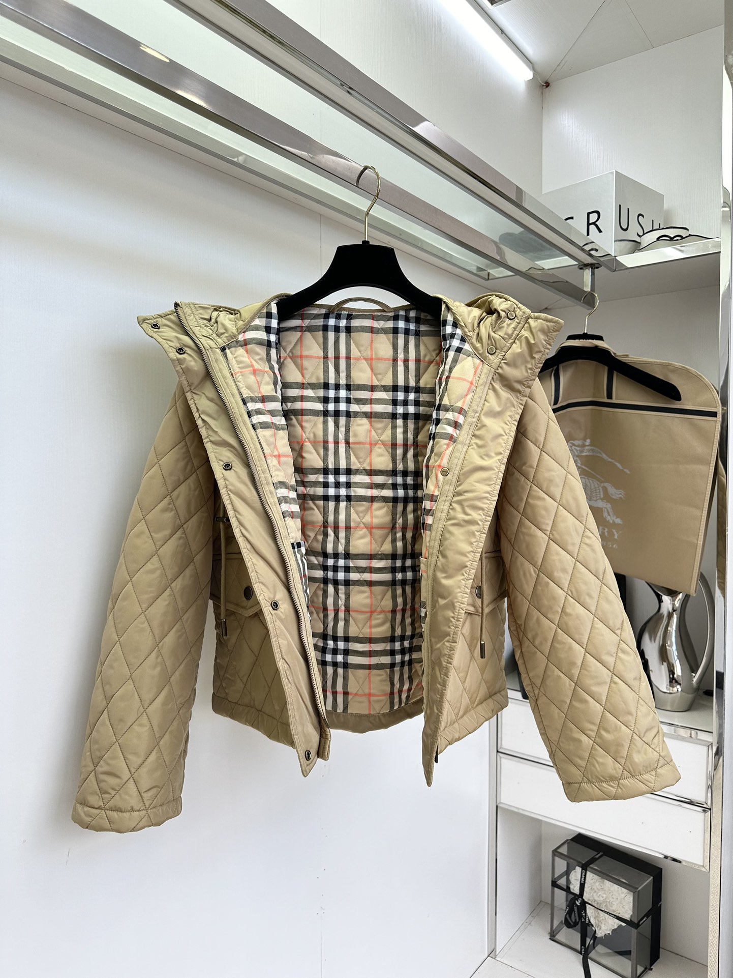 25 F 巴宝莉25秋冬最新款经典棉服，复古菱格设计，压线格工艺，不跑棉固定效果非常好，内衬是巴宝莉经典