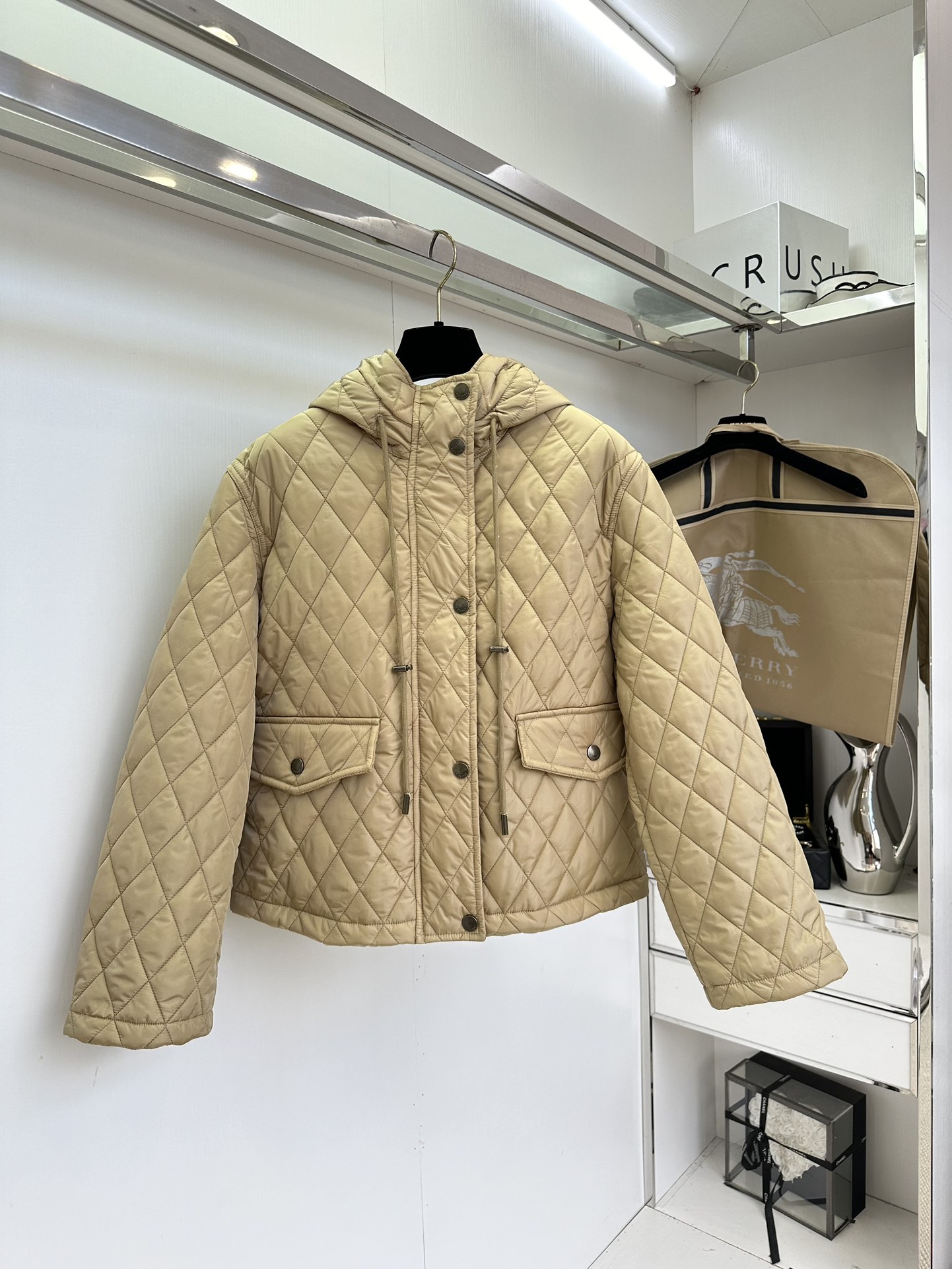 25 F 巴宝莉25秋冬最新款经典棉服，复古菱格设计，压线格工艺，不跑棉固定效果非常好，内衬是巴宝莉经典