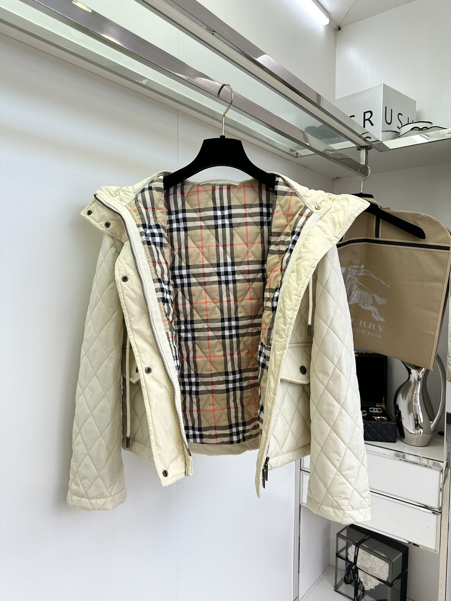 25 F 巴宝莉25秋冬最新款经典棉服，复古菱格设计，压线格工艺，不跑棉固定效果非常好，内衬是巴宝莉经典