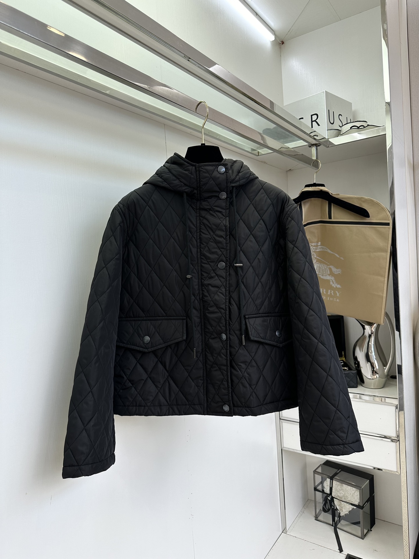 25 F 巴宝莉25秋冬最新款经典棉服，复古菱格设计，压线格工艺，不跑棉固定效果非常好，内衬是巴宝莉经典