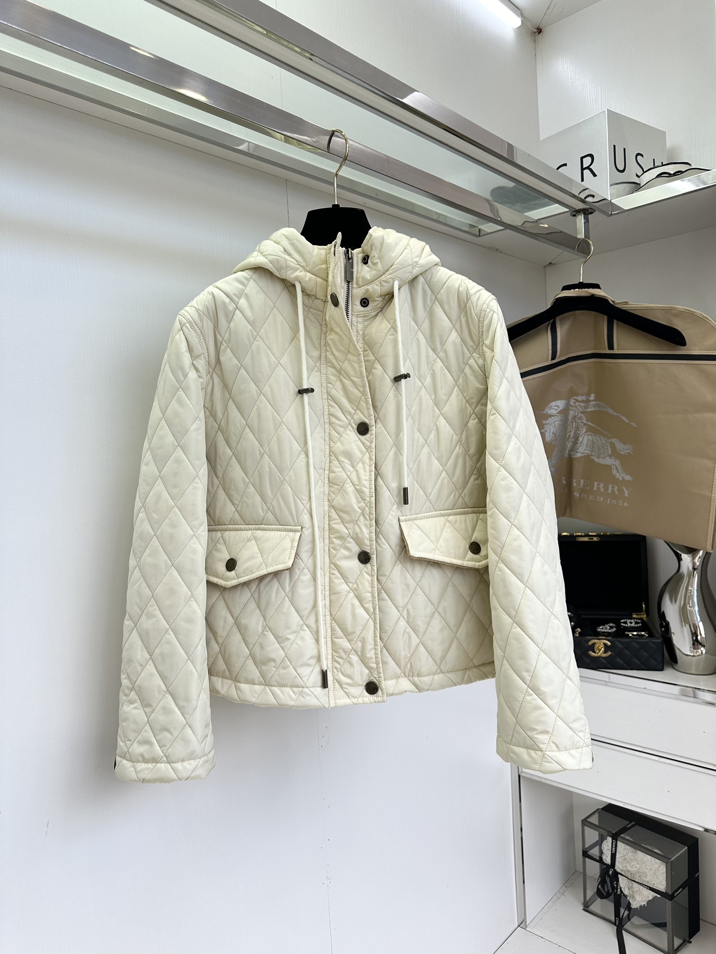 25 F 巴宝莉25秋冬最新款经典棉服，复古菱格设计，压线格工艺，不跑棉固定效果非常好，内衬是巴宝莉经典