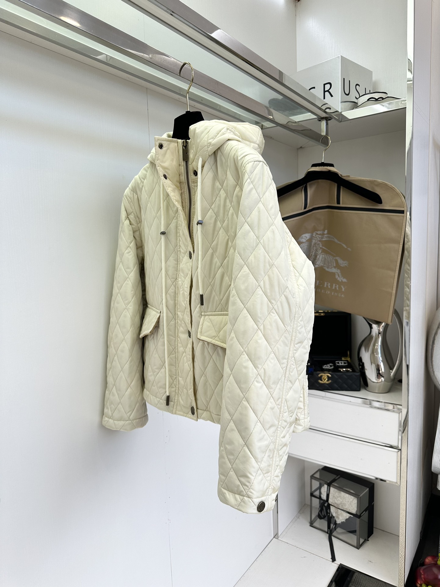 25 F 巴宝莉25秋冬最新款经典棉服，复古菱格设计，压线格工艺，不跑棉固定效果非常好，内衬是巴宝莉经典