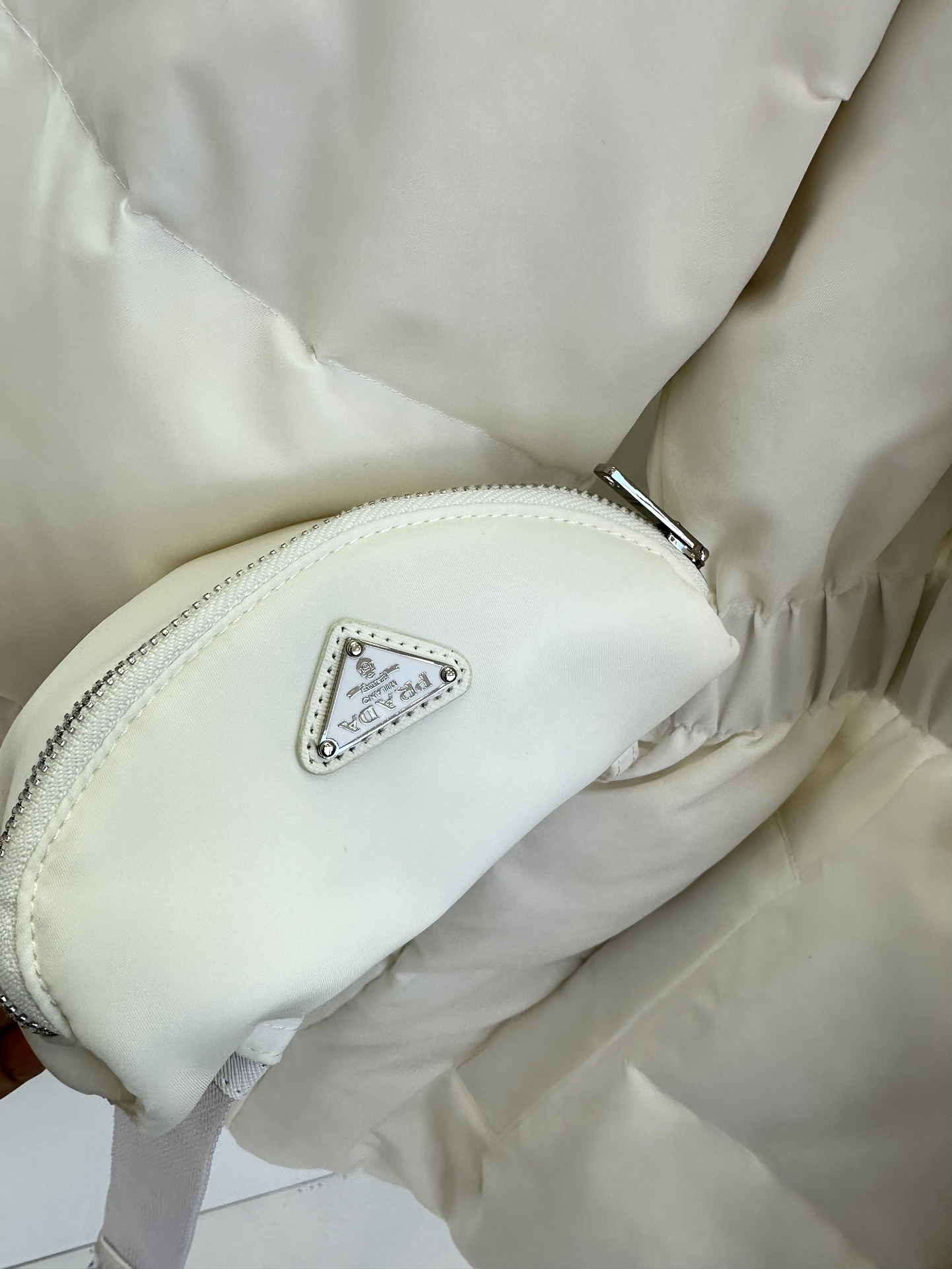 25 F 普拉达的这款蚂蚁腰羽绒服 耗时了这么久终于可以现货安排了 经典的收腰中长款版型 土豪级别的冲绒