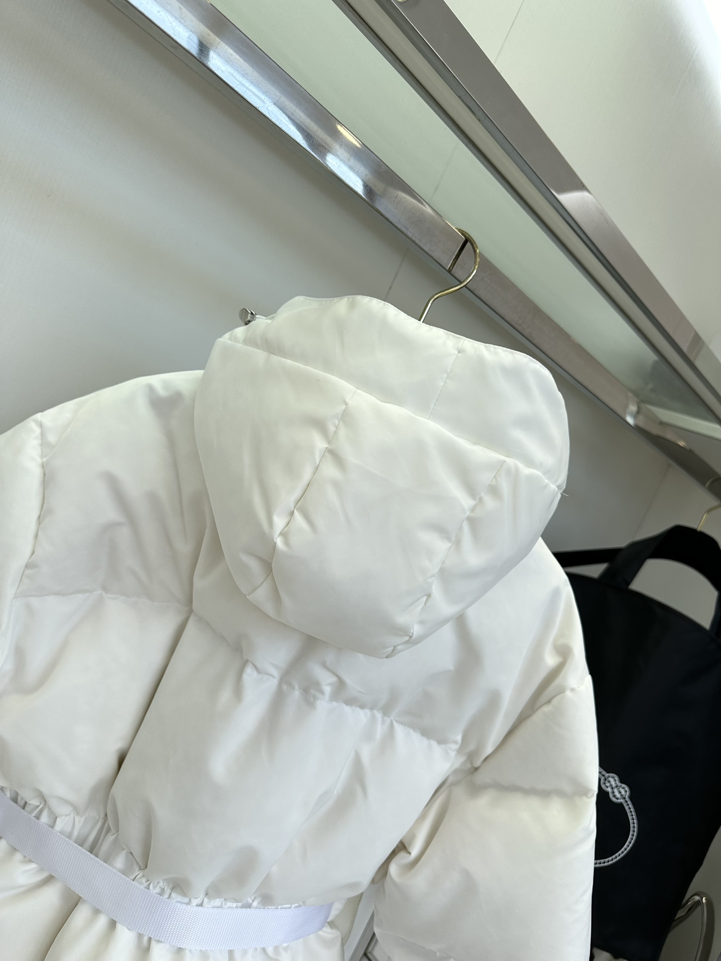 25 F 普拉达的这款蚂蚁腰羽绒服 耗时了这么久终于可以现货安排了 经典的收腰中长款版型 土豪级别的冲绒