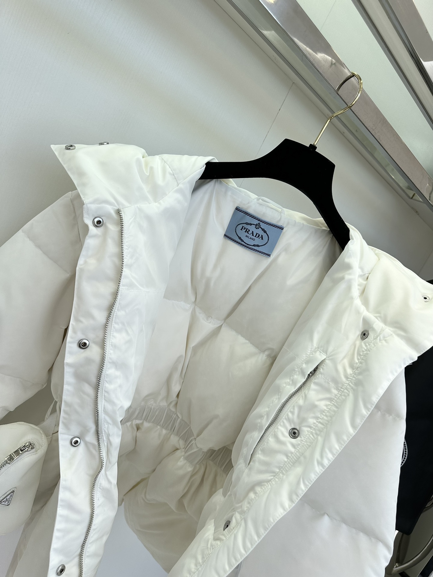 25 F 普拉达的这款蚂蚁腰羽绒服 耗时了这么久终于可以现货安排了 经典的收腰中长款版型 土豪级别的冲绒