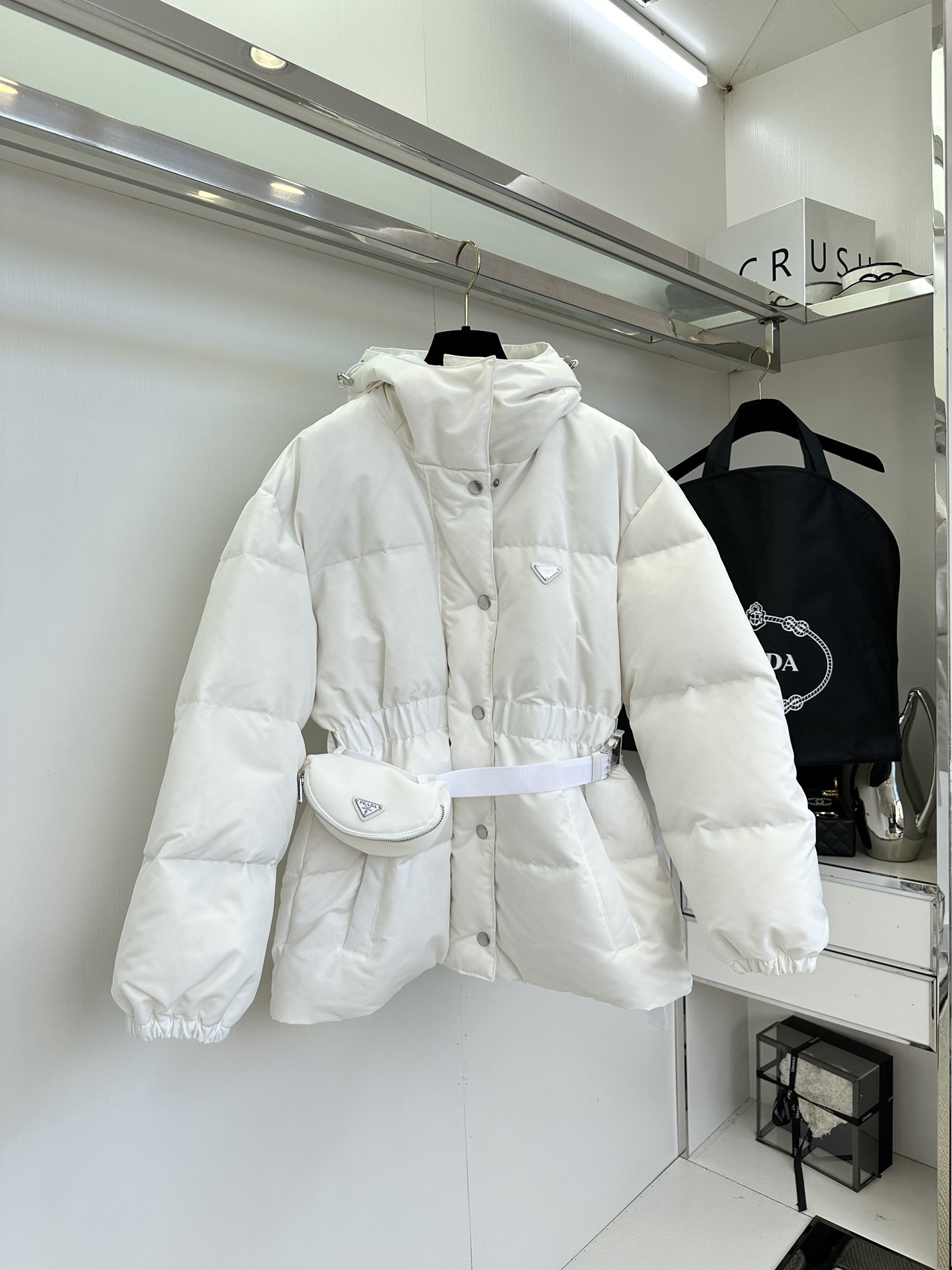 25 F 普拉达的这款蚂蚁腰羽绒服 耗时了这么久终于可以现货安排了 经典的收腰中长款版型 土豪级别的冲绒