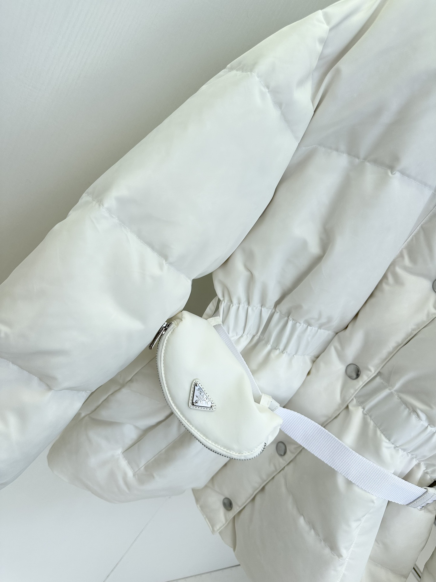 25 F 普拉达的这款蚂蚁腰羽绒服 耗时了这么久终于可以现货安排了 经典的收腰中长款版型 土豪级别的冲绒