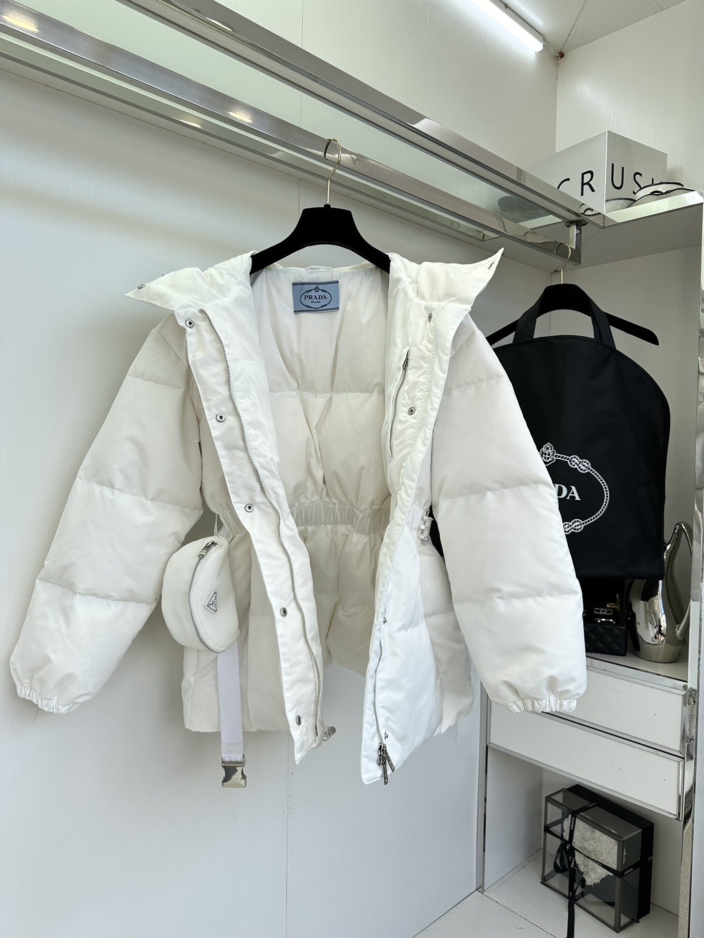 25 F 普拉达的这款蚂蚁腰羽绒服 耗时了这么久终于可以现货安排了 经典的收腰中长款版型 土豪级别的冲绒